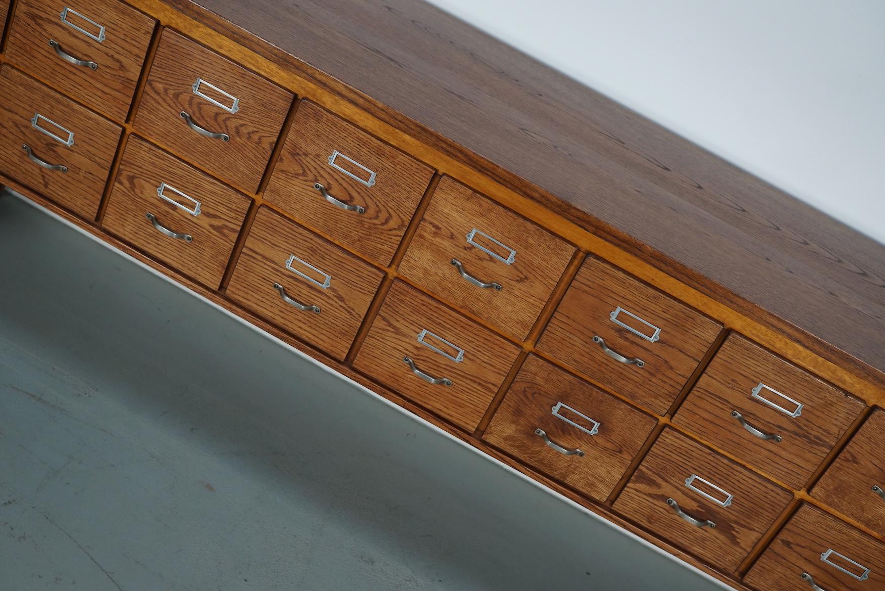 Buffet d'apothicaire / classeur en chêne hollandais vintage, années 1950 en vente 3