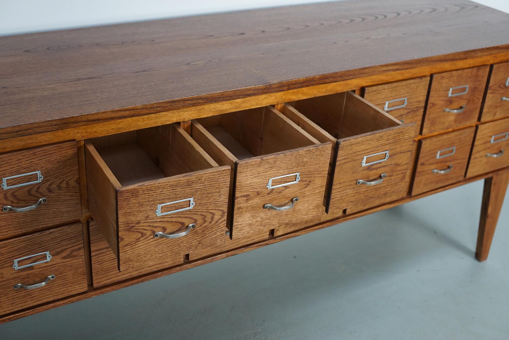 Buffet d'apothicaire / classeur en chêne hollandais vintage, années 1950 en vente 4