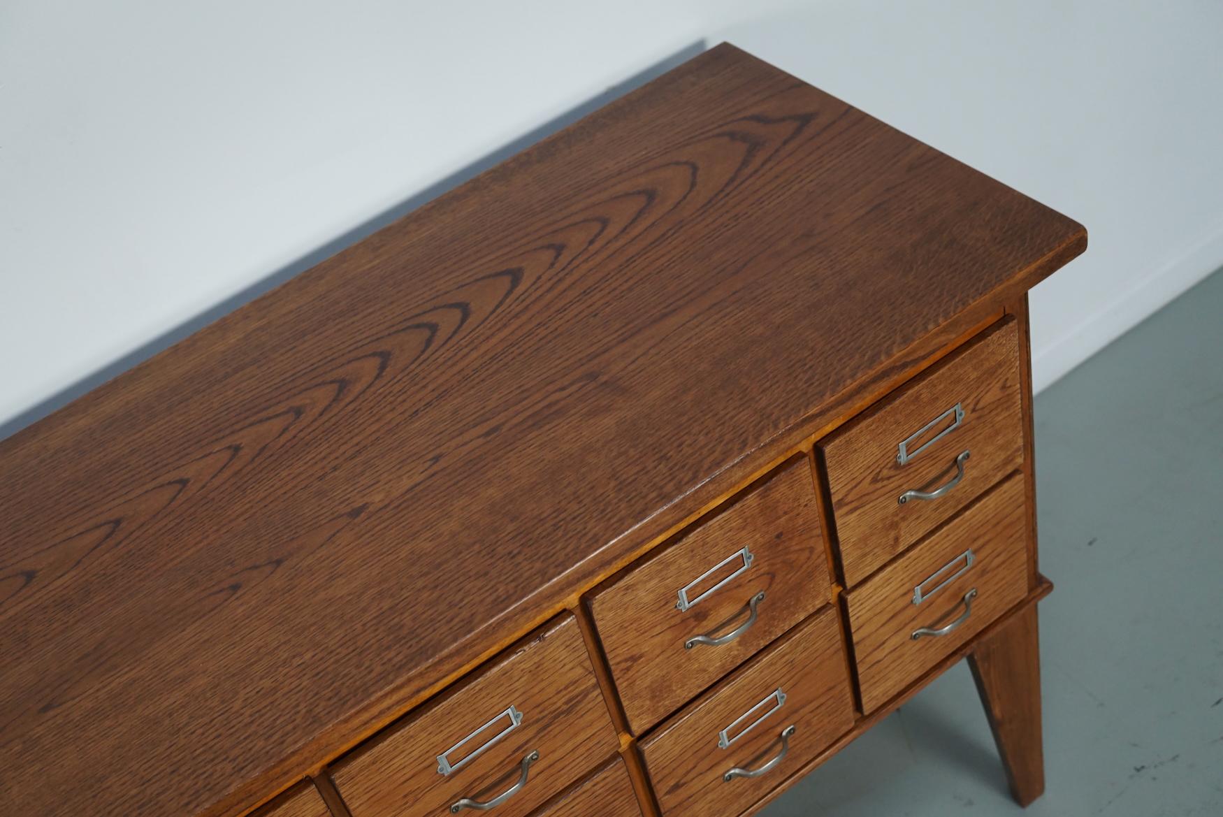 Buffet d'apothicaire / classeur en chêne hollandais vintage, années 1950 en vente 5
