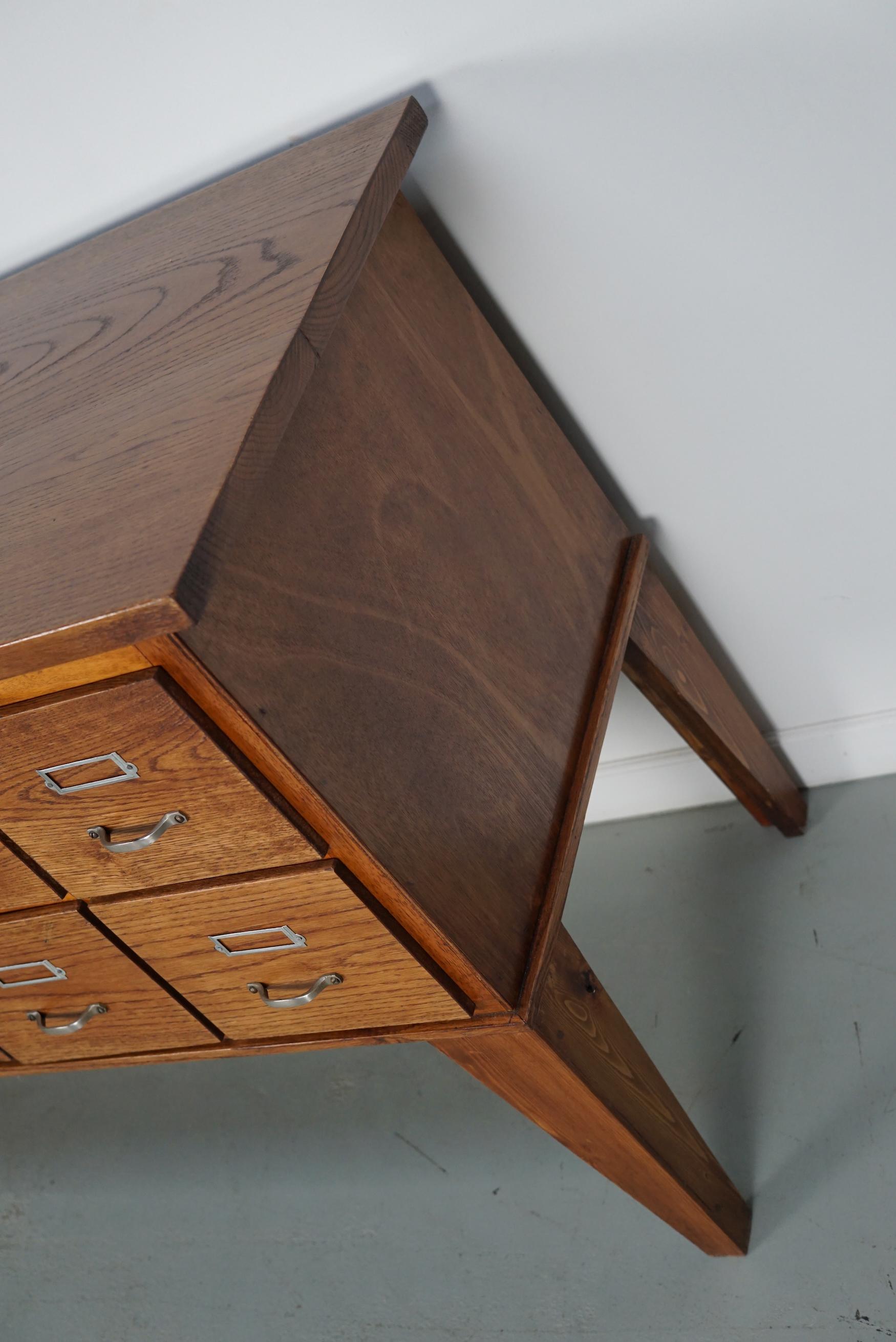 Buffet d'apothicaire / classeur en chêne hollandais vintage, années 1950 en vente 7