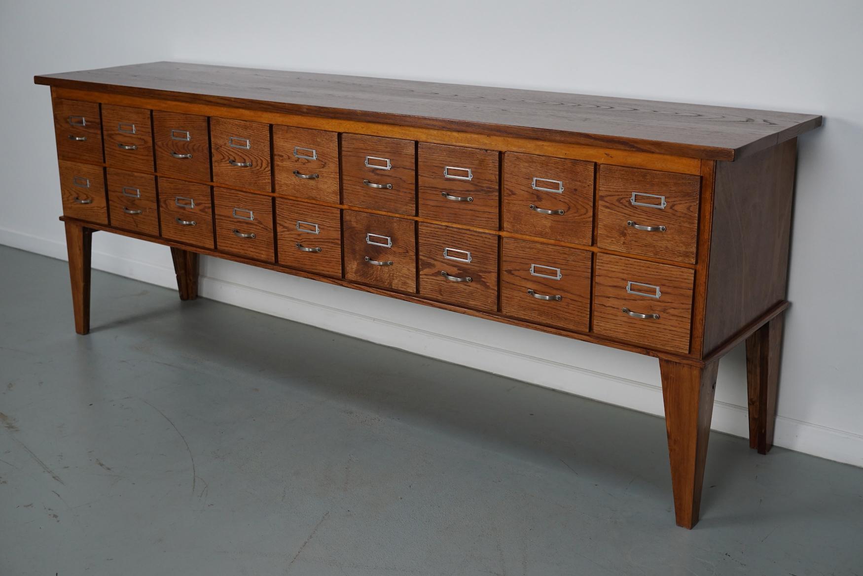 Buffet d'apothicaire / classeur en chêne hollandais vintage, années 1950 en vente 8