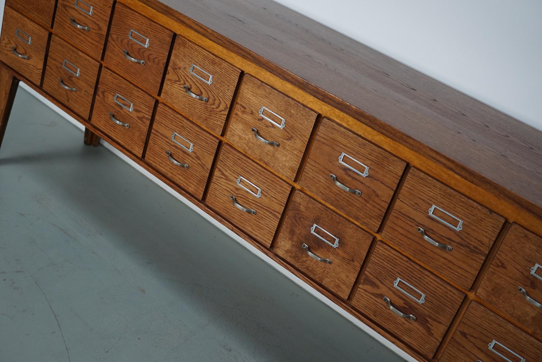 Buffet d'apothicaire / classeur en chêne hollandais vintage, années 1950 en vente 9