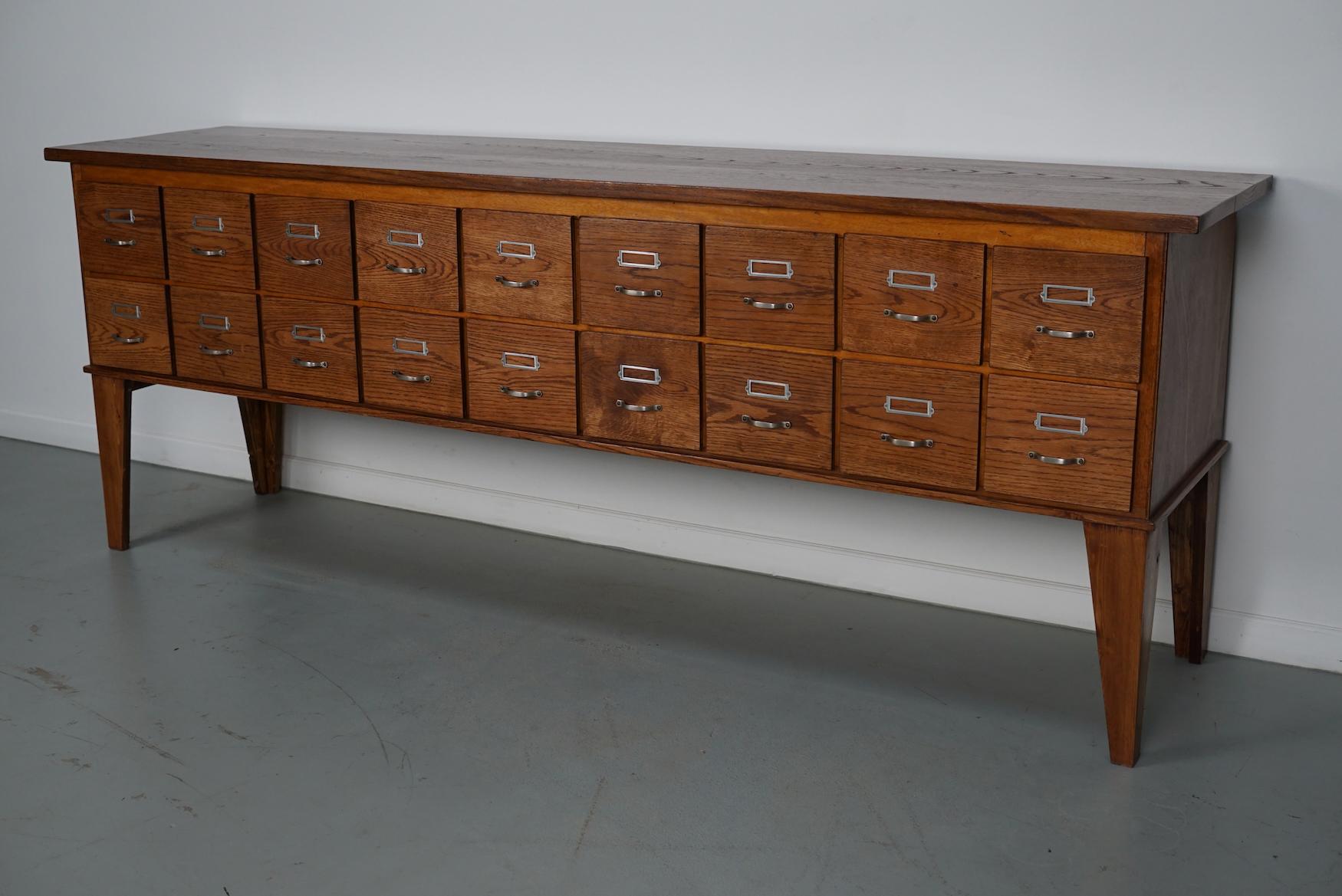 Cette armoire d'apothicaire / de magasin a été produite dans les années 1950 aux Pays-Bas. Cette pièce comporte 18 tiroirs avec des ferrures en métal. Les dimensions intérieures des tiroirs sont les suivantes : DWH 38 x 16 x 13 cm.
