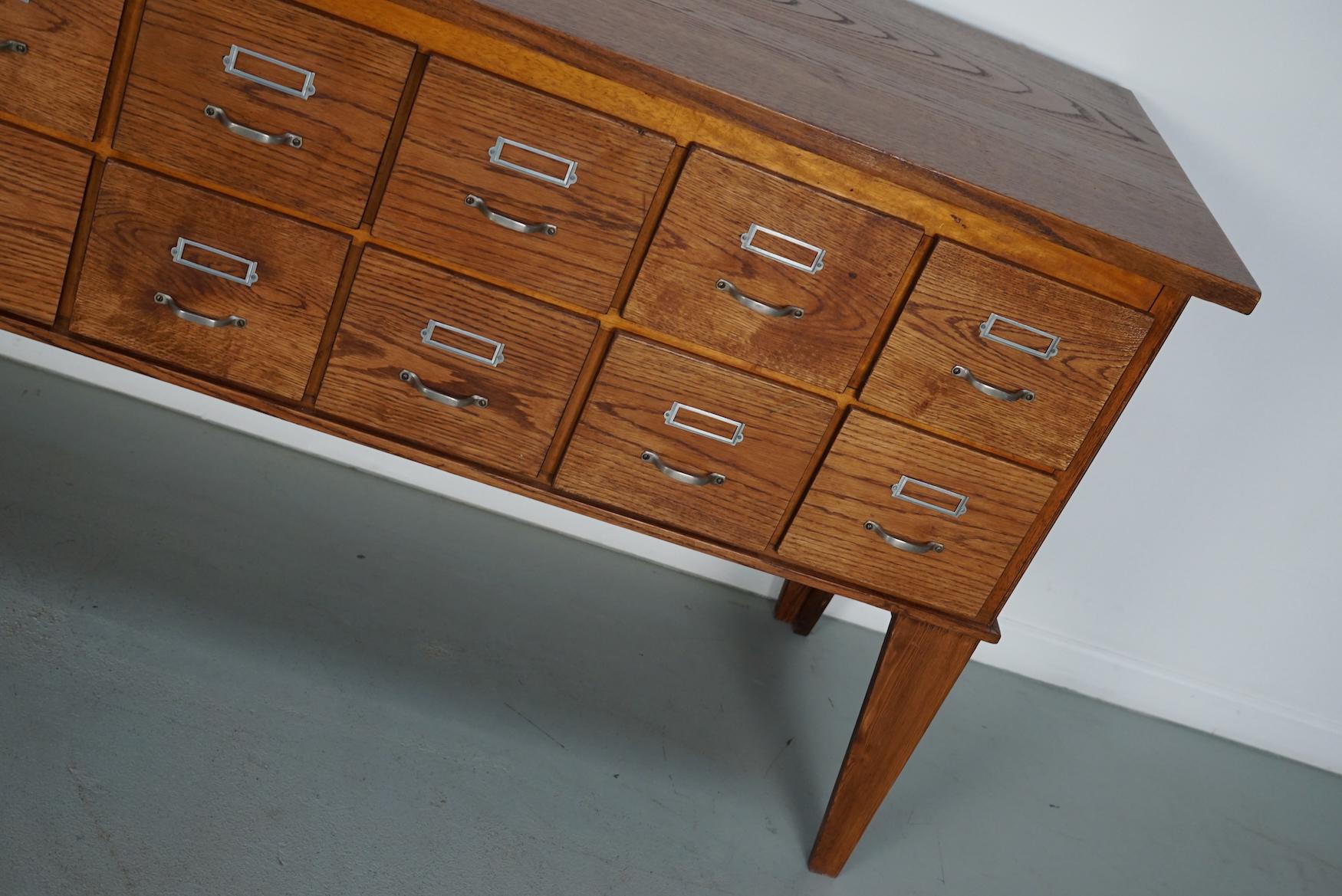 Industriel Buffet d'apothicaire / classeur en chêne hollandais vintage, années 1950 en vente