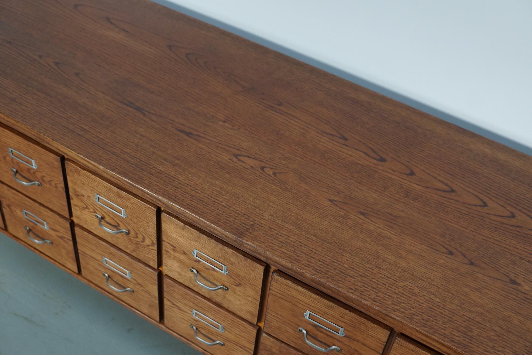 20ième siècle Buffet d'apothicaire / classeur en chêne hollandais vintage, années 1950 en vente