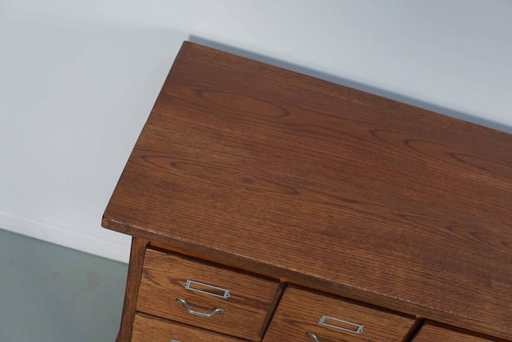 Chêne Buffet d'apothicaire / classeur en chêne hollandais vintage, années 1950 en vente