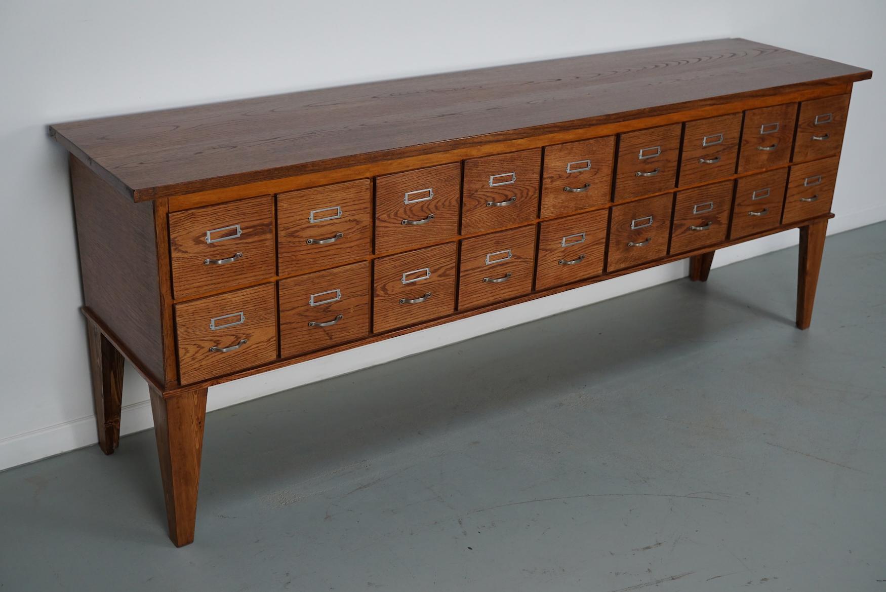 Buffet d'apothicaire / classeur en chêne hollandais vintage, années 1950 en vente 1