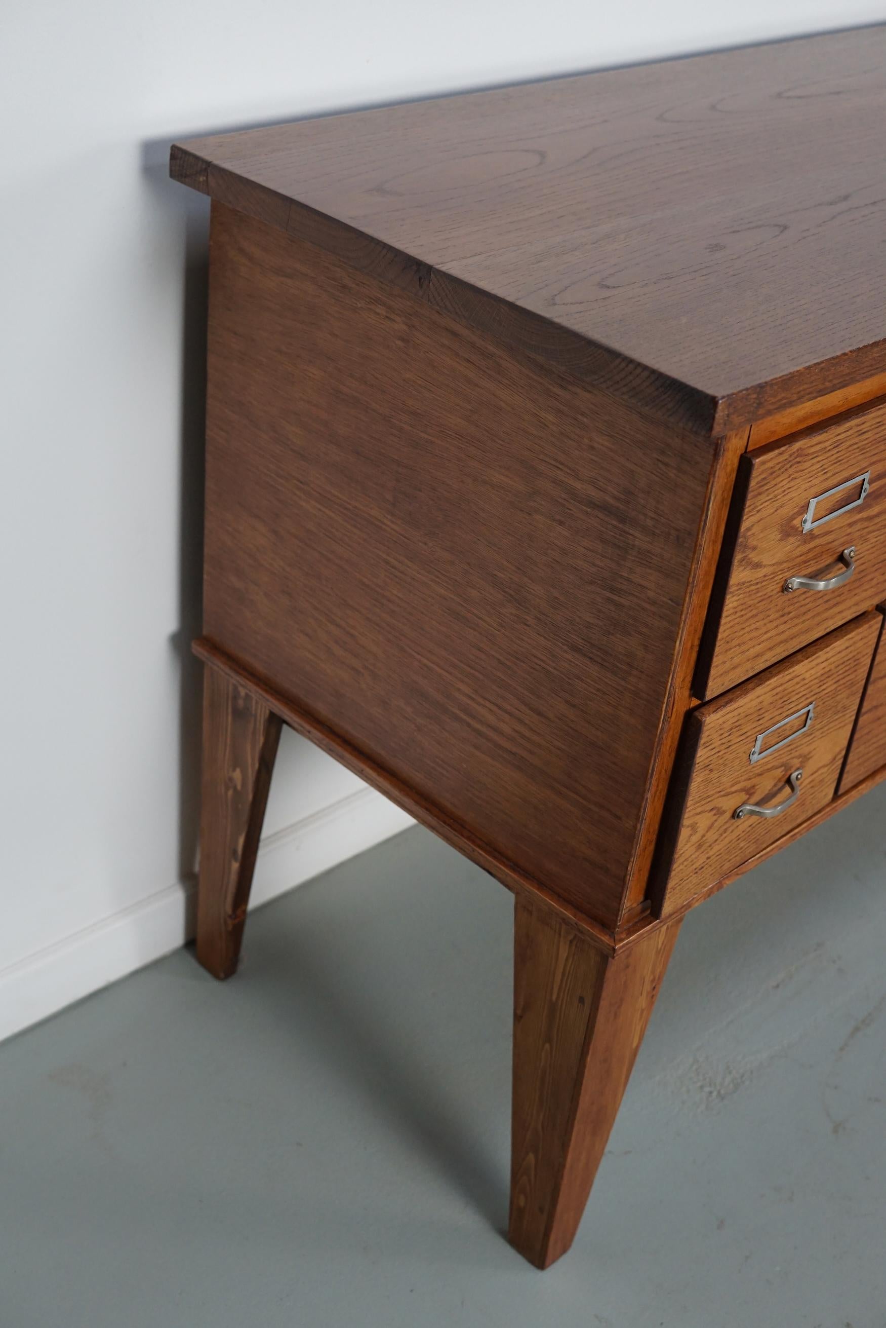 Buffet d'apothicaire / classeur en chêne hollandais vintage, années 1950 en vente 2