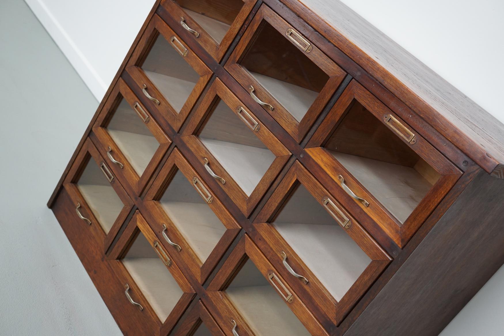 Armadietto / Vitrina di merceria olandese vintage in Oak, anni '50 in vendita 6