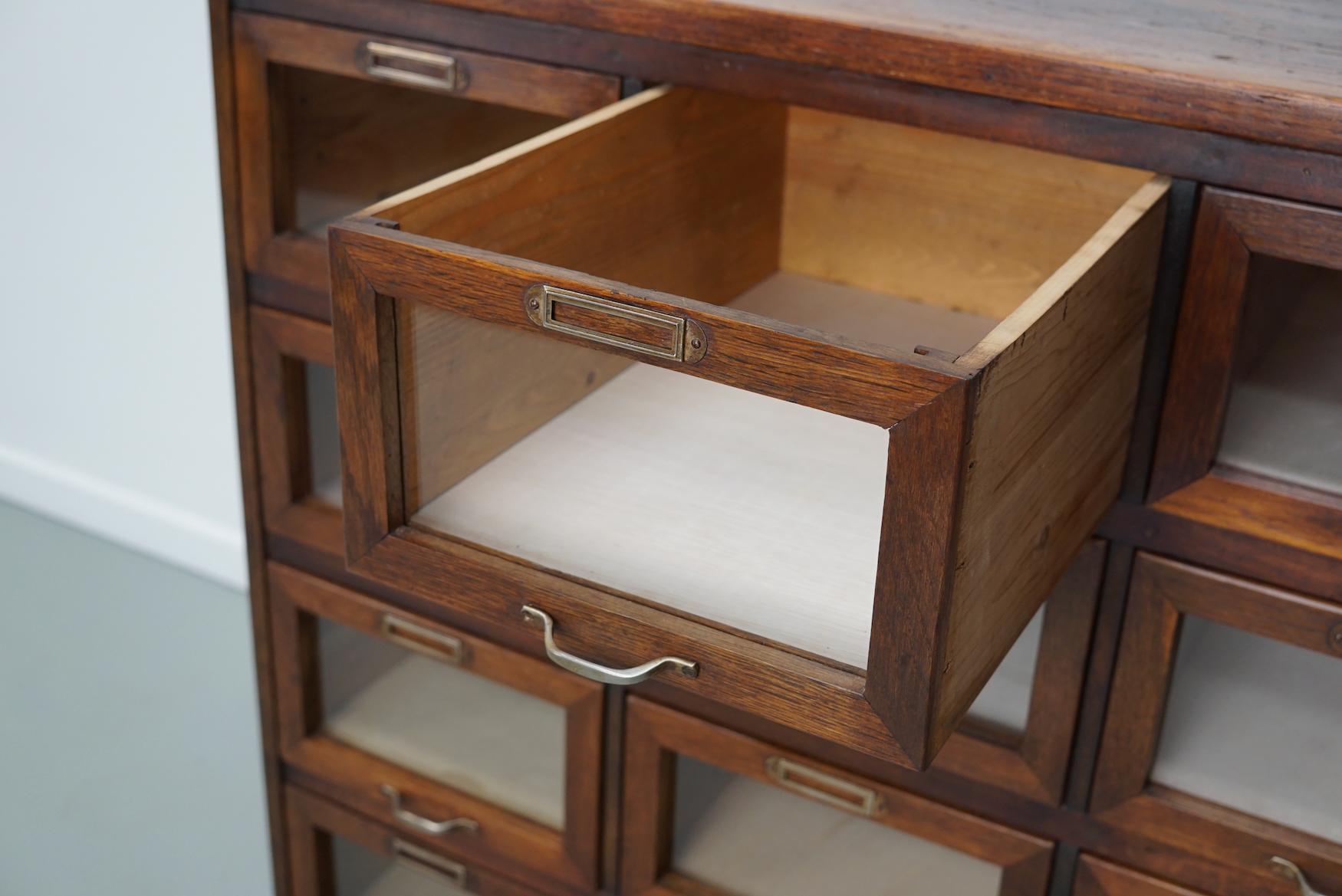 Armadietto / Vitrina di merceria olandese vintage in Oak, anni '50 in vendita 7