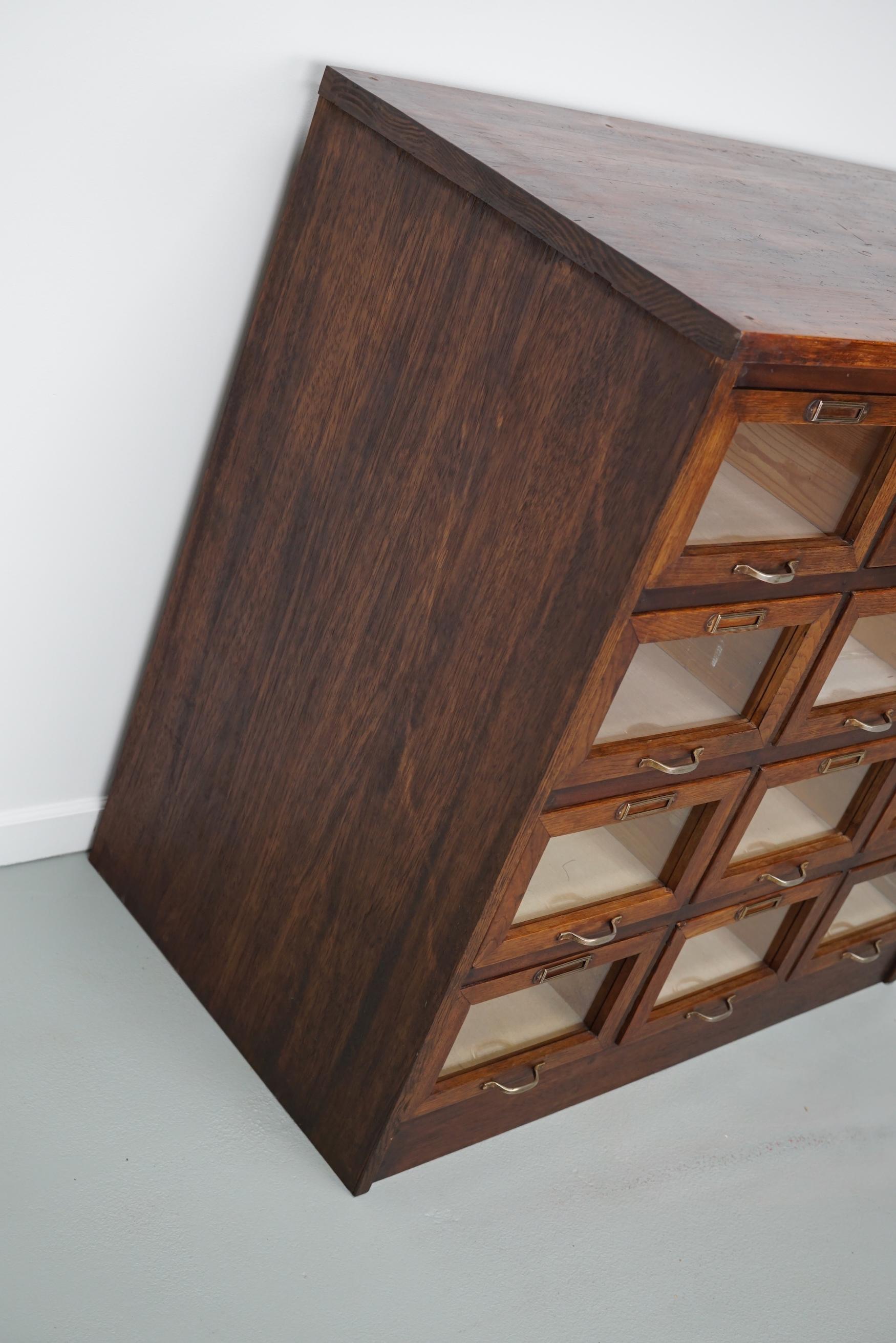 Armadietto / Vitrina di merceria olandese vintage in Oak, anni '50 in vendita 8
