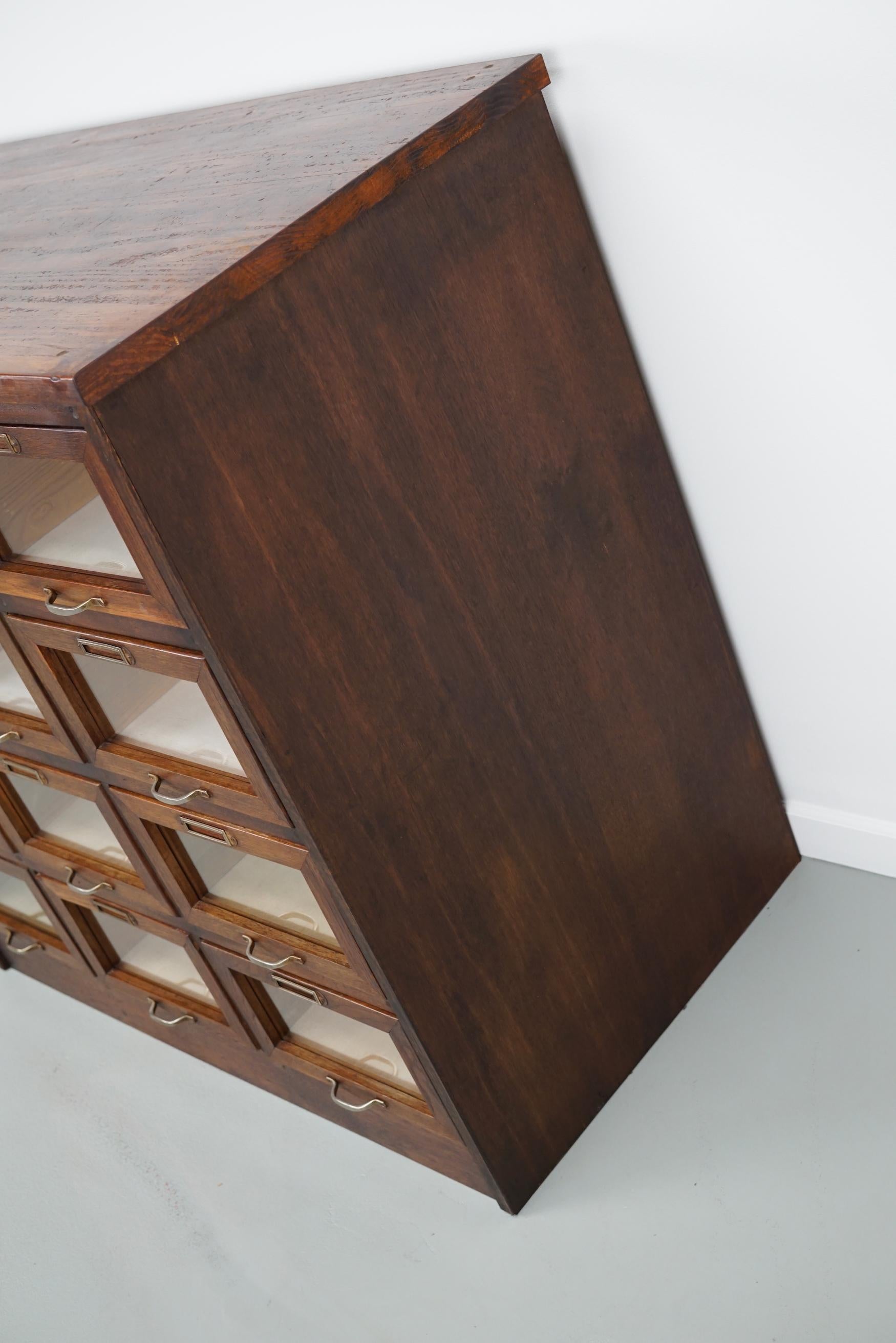 Armadietto / Vitrina di merceria olandese vintage in Oak, anni '50 in vendita 9
