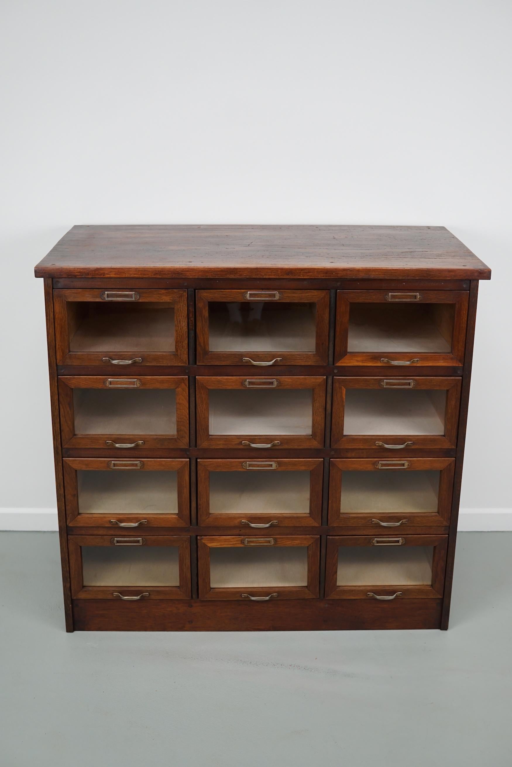 Armadietto / Vitrina di merceria olandese vintage in Oak, anni '50 in vendita 10