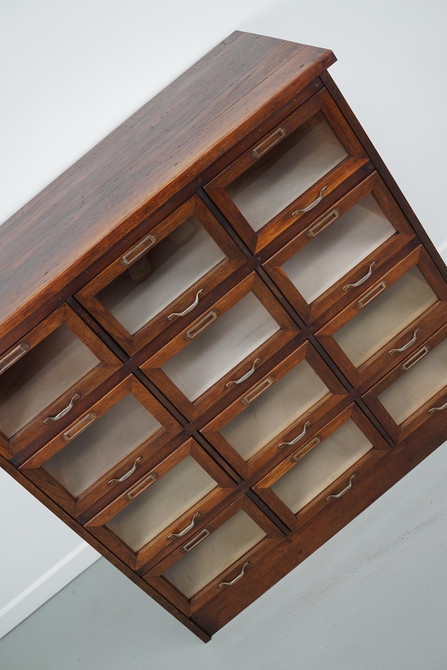 Armadietto / Vitrina di merceria olandese vintage in Oak, anni '50 in vendita 11