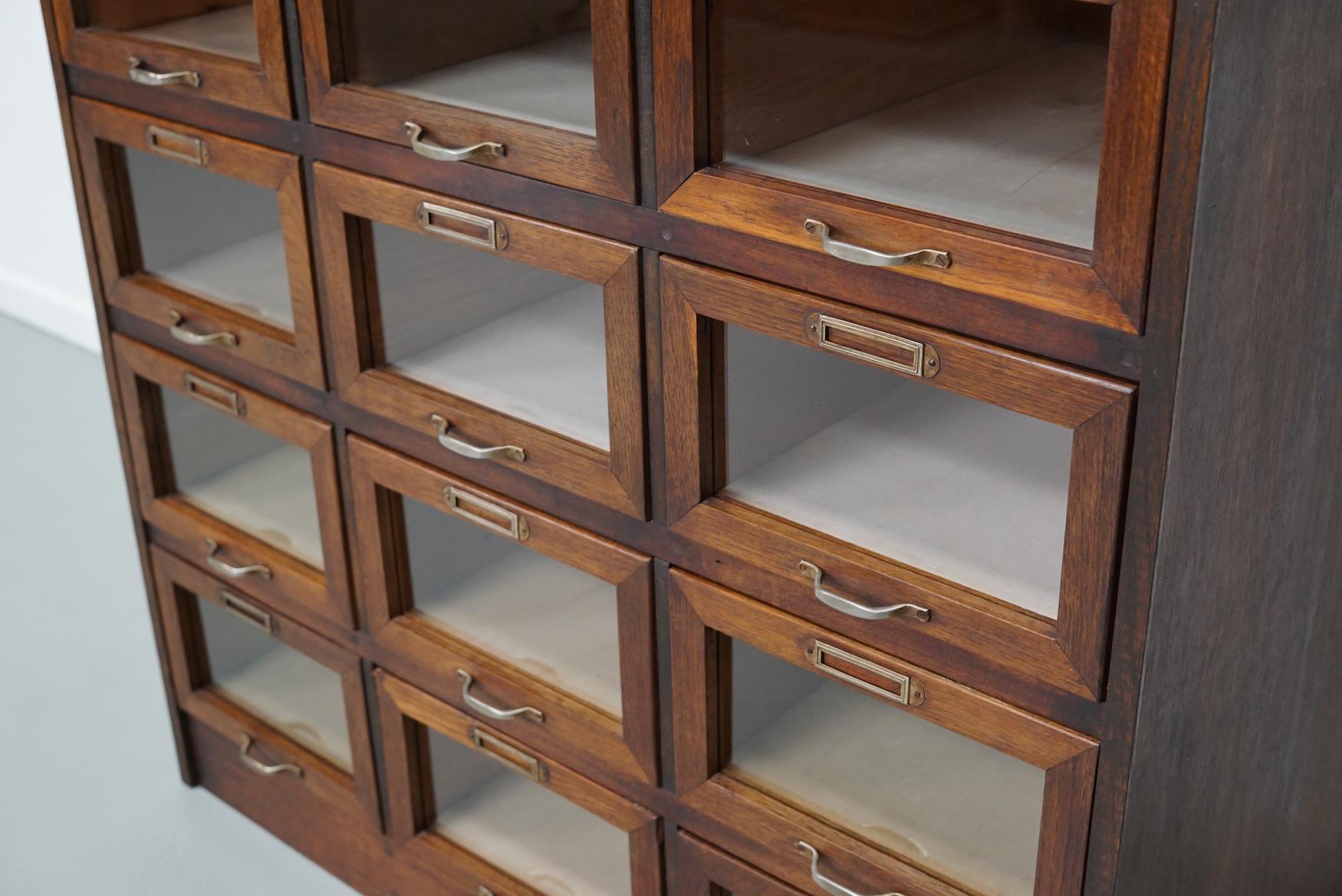 Olandese Armadietto / Vitrina di merceria olandese vintage in Oak, anni '50 in vendita