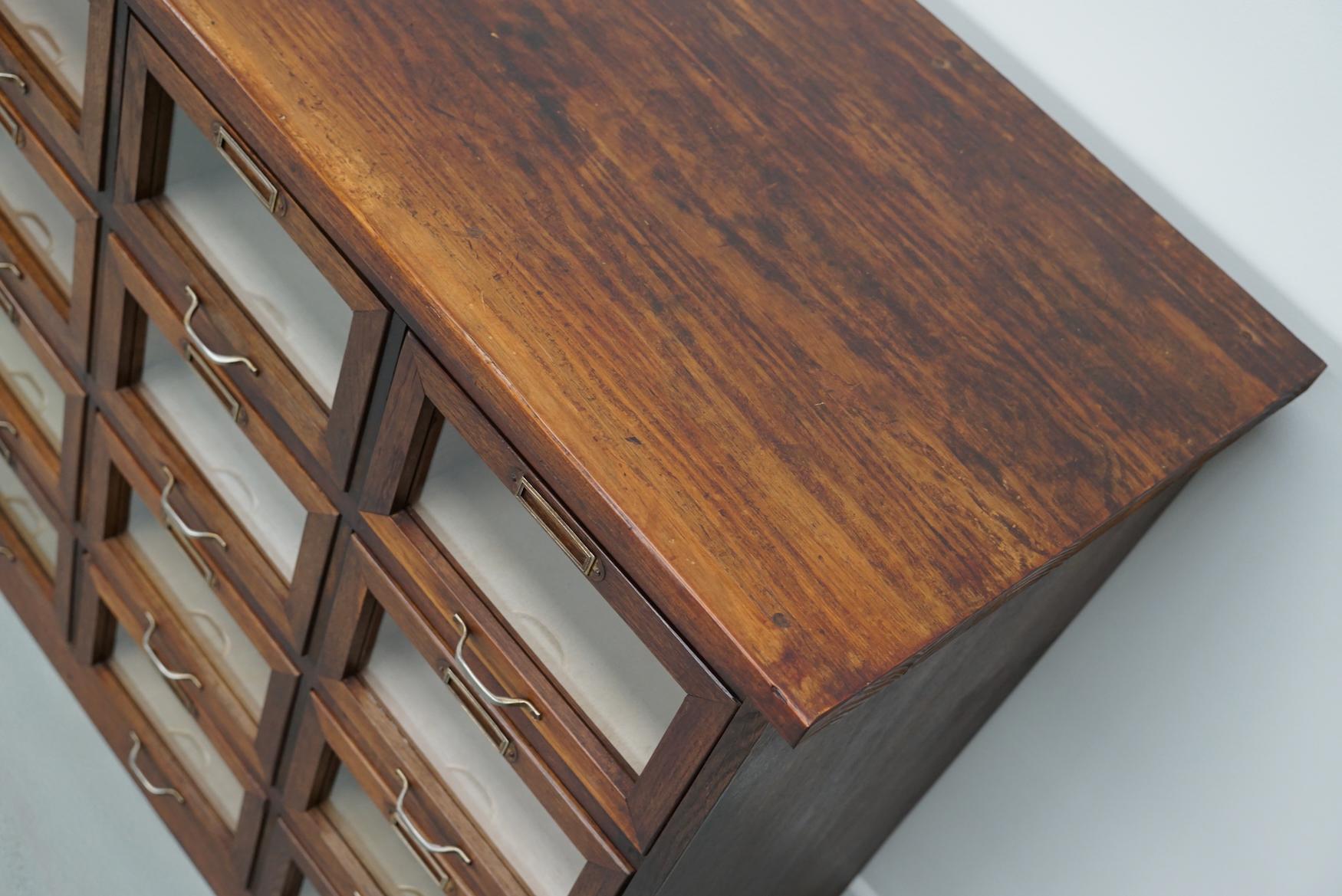 Armadietto / Vitrina di merceria olandese vintage in Oak, anni '50 In condizioni buone in vendita a Nijmegen, NL
