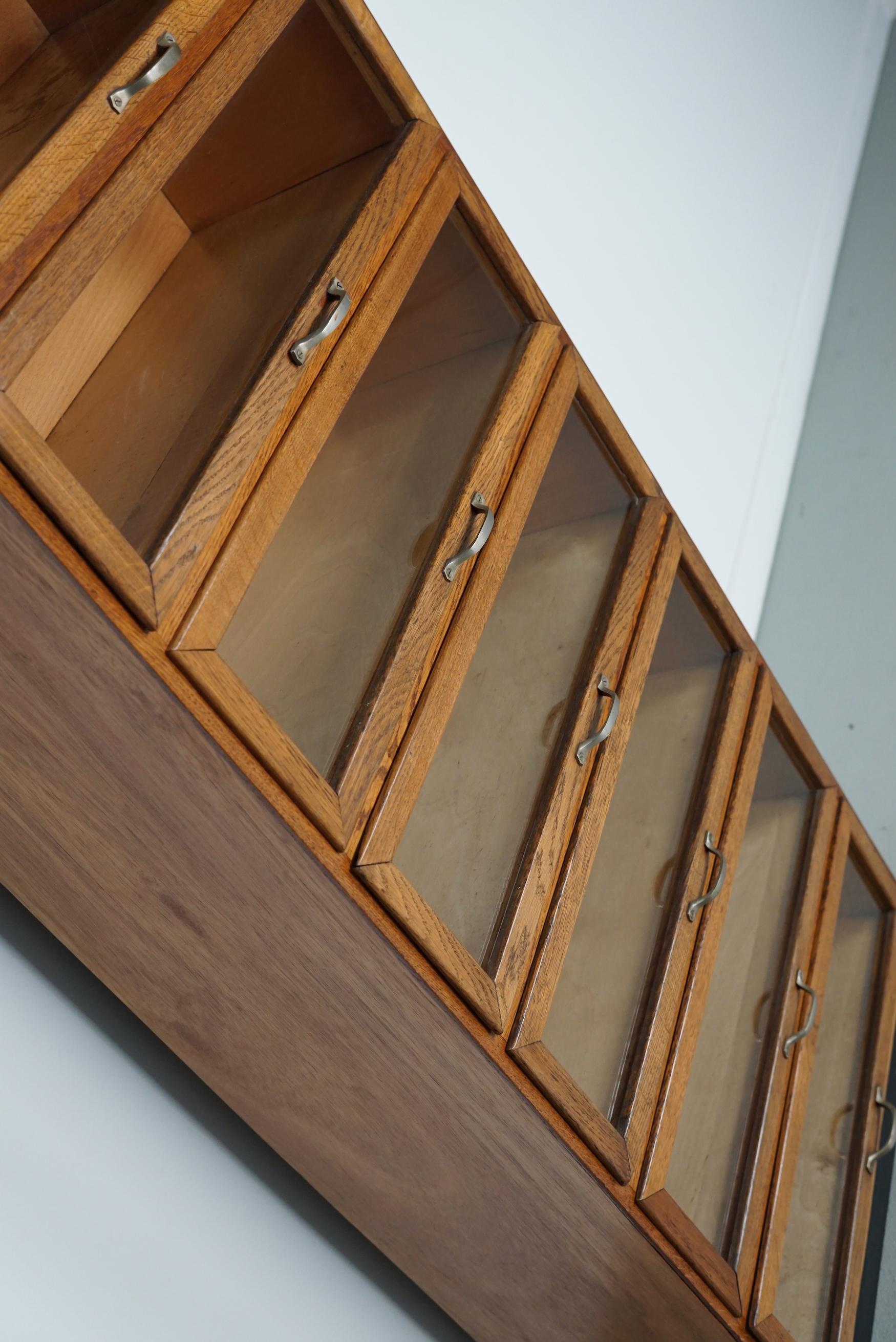 XX secolo Armadietto / Vitrina di merceria olandese vintage in Oak, anni '50
