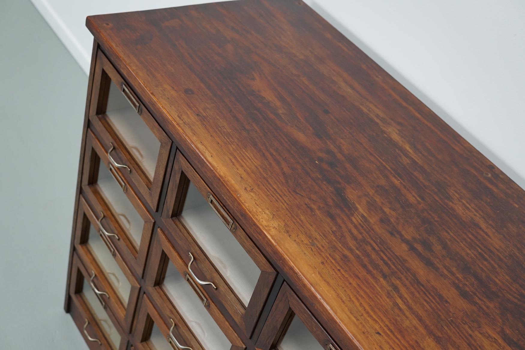 XX secolo Armadietto / Vitrina di merceria olandese vintage in Oak, anni '50 in vendita
