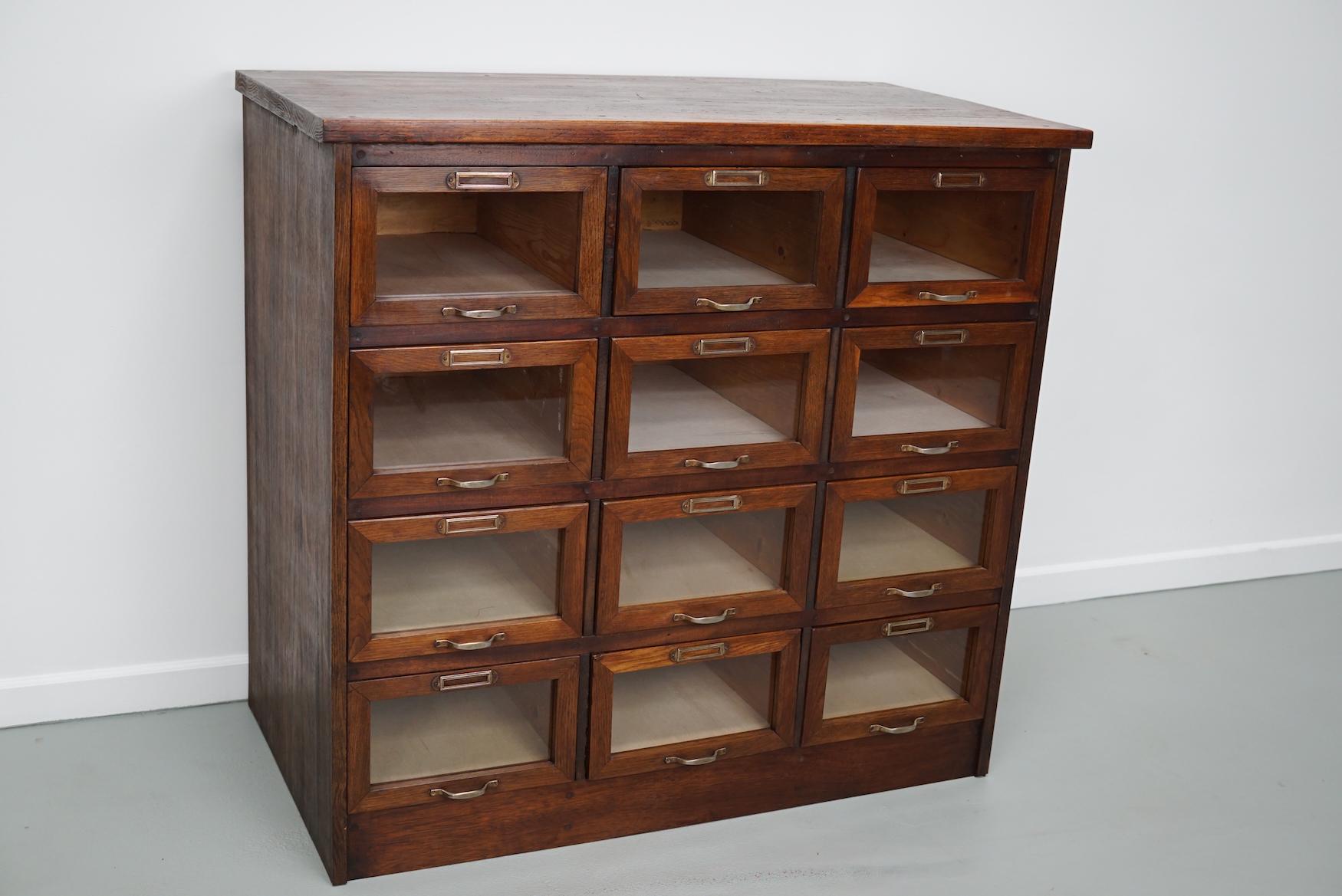 Quercia Armadietto / Vitrina di merceria olandese vintage in Oak, anni '50 in vendita