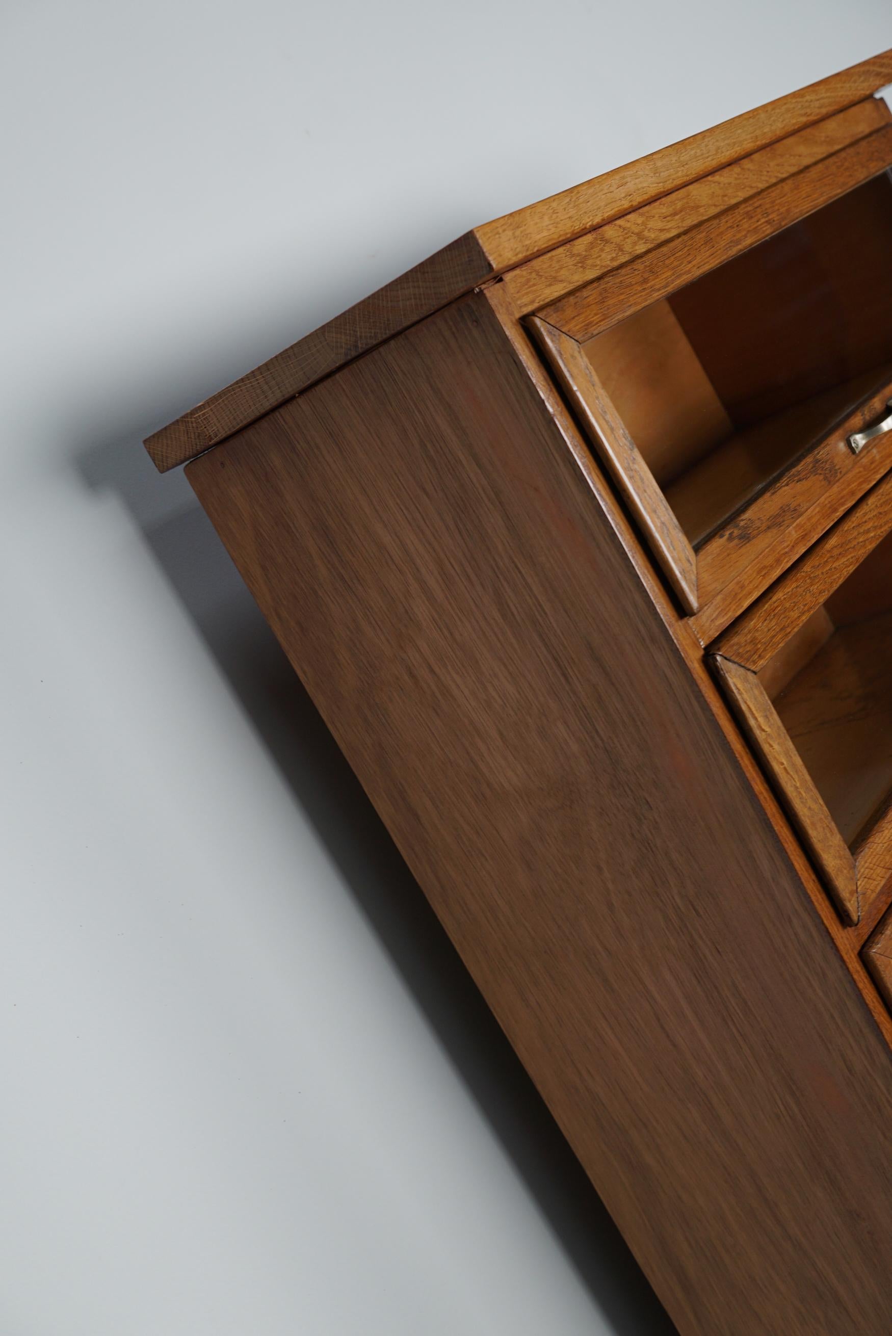 Armadietto / Vitrina di merceria olandese vintage in Oak, anni '50 1