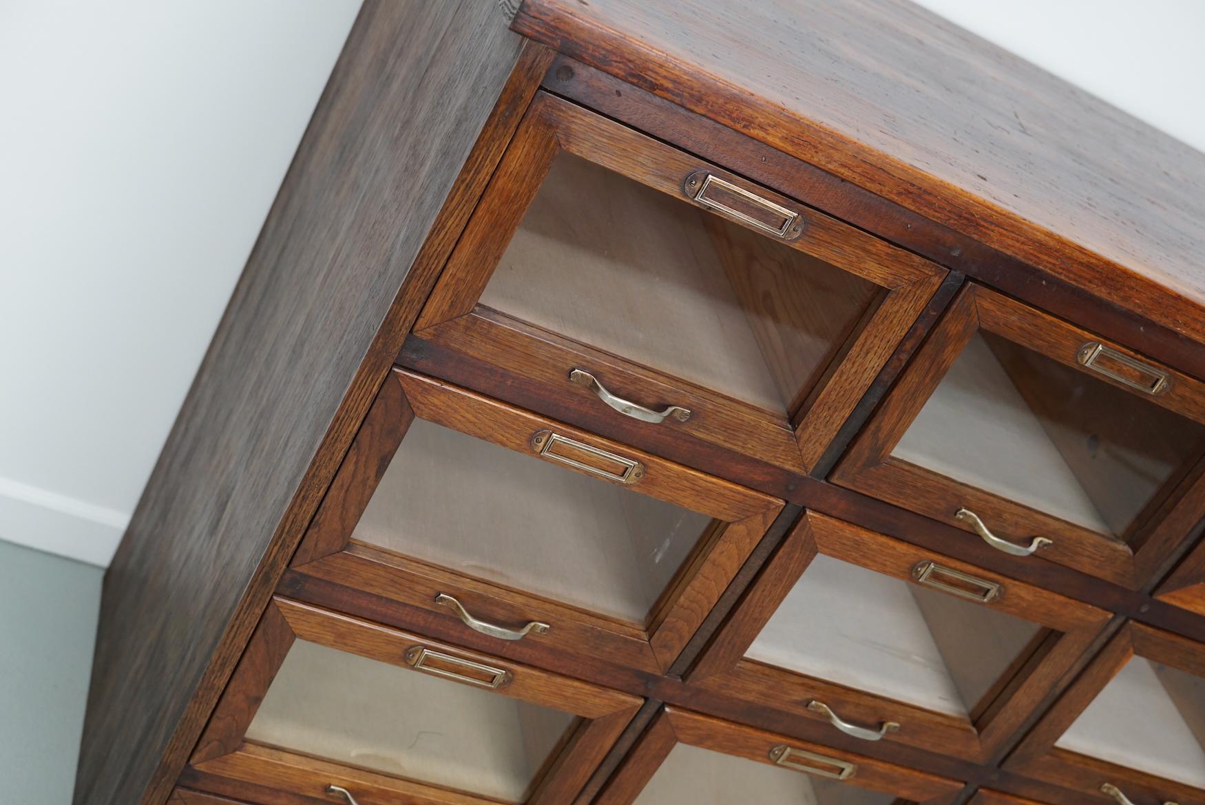 Armadietto / Vitrina di merceria olandese vintage in Oak, anni '50 in vendita 1