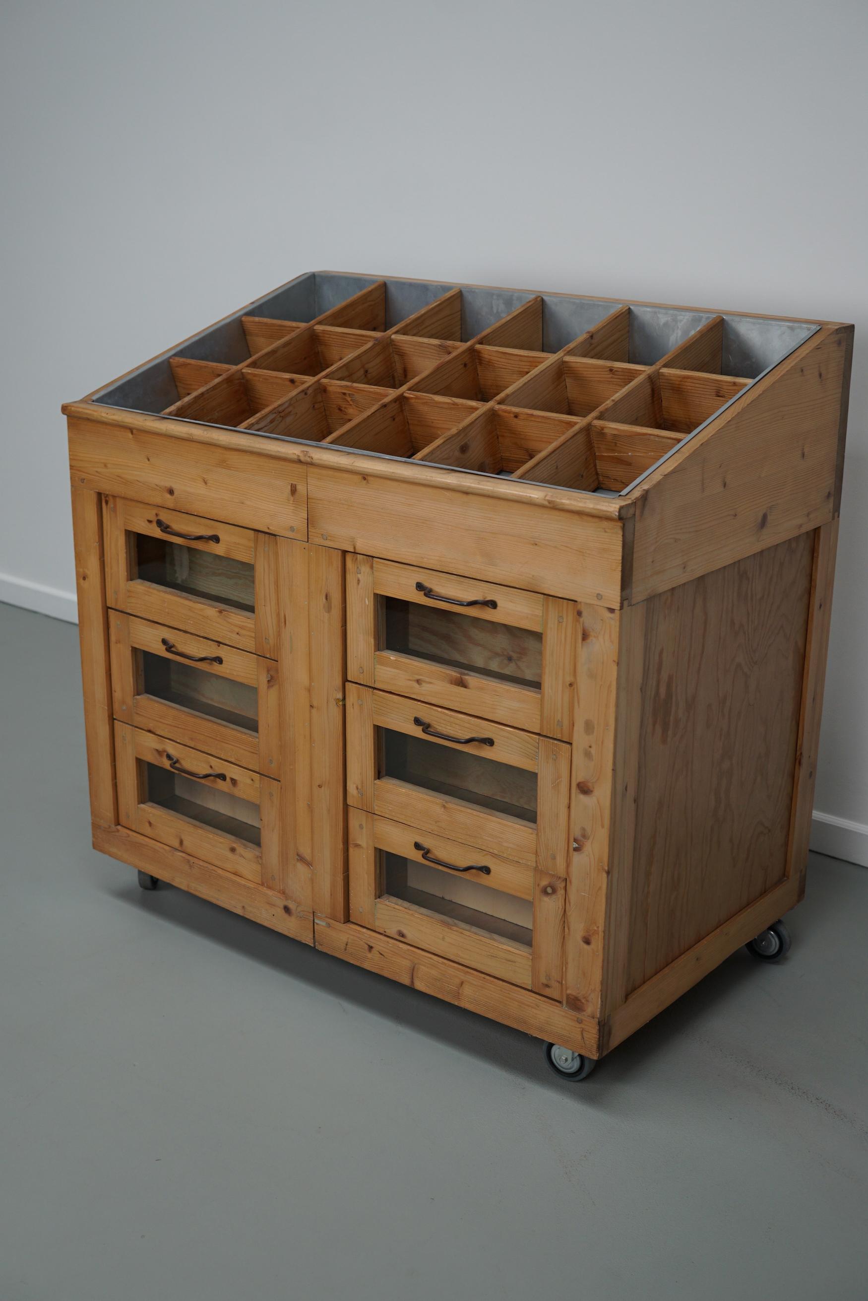 Meuble de mercerie vintage en pin hollandais avec façades en verre en vente 3