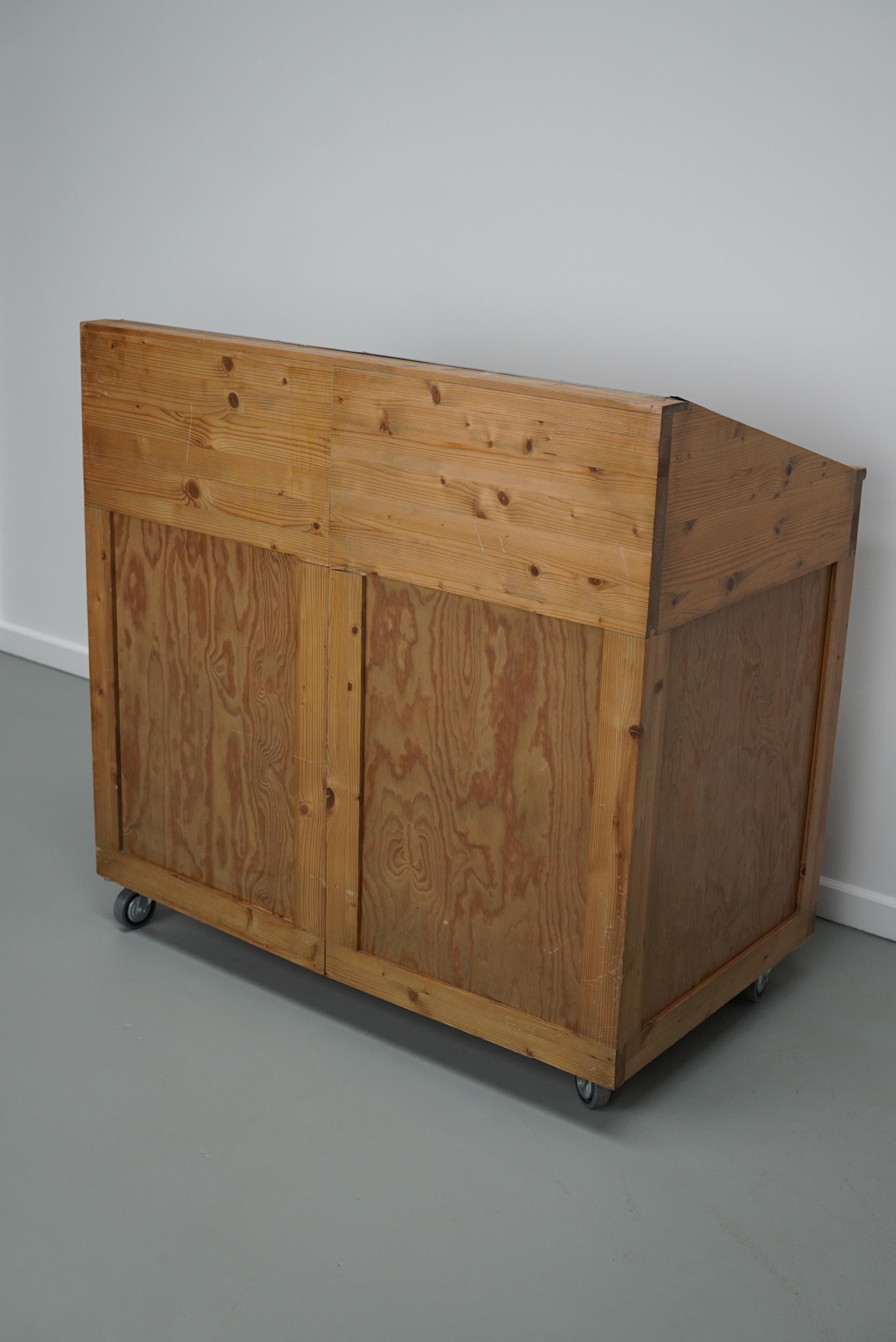 Meuble de mercerie vintage en pin hollandais avec façades en verre en vente 4