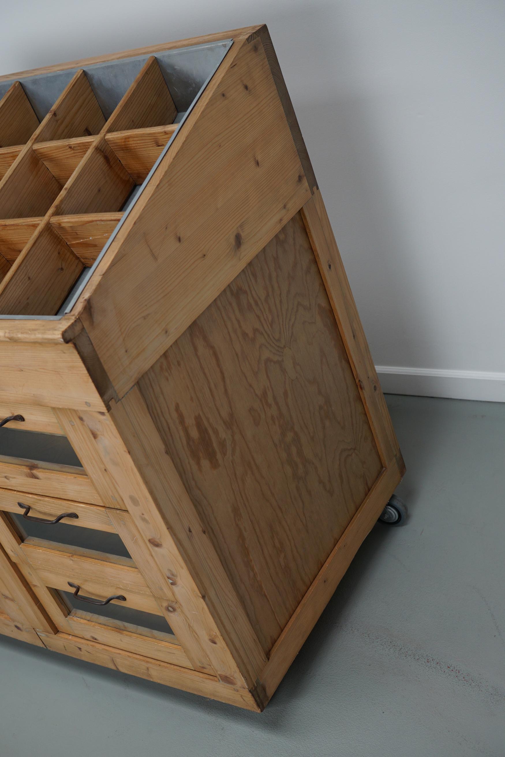 Meuble de mercerie vintage en pin hollandais avec façades en verre en vente 5