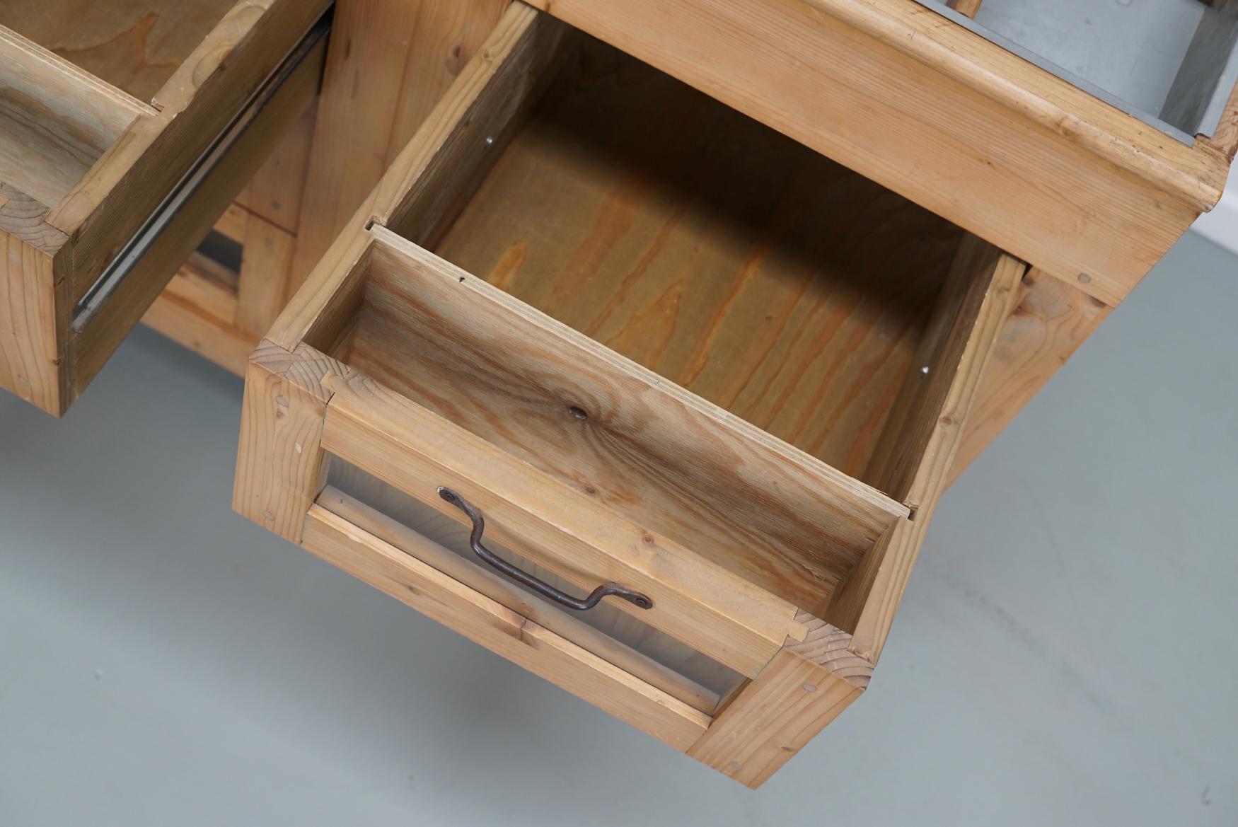 Industriel Meuble de mercerie vintage en pin hollandais avec façades en verre en vente