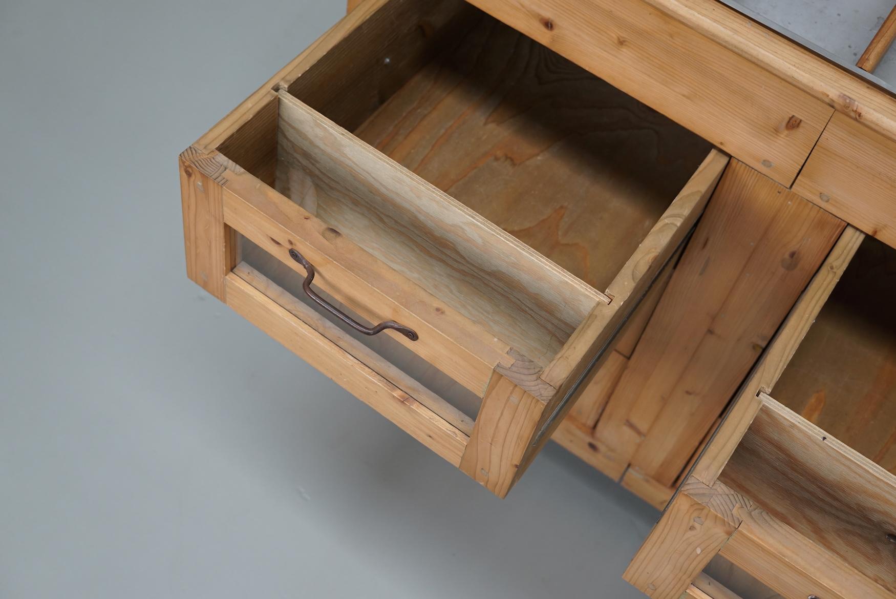 Néerlandais Meuble de mercerie vintage en pin hollandais avec façades en verre en vente