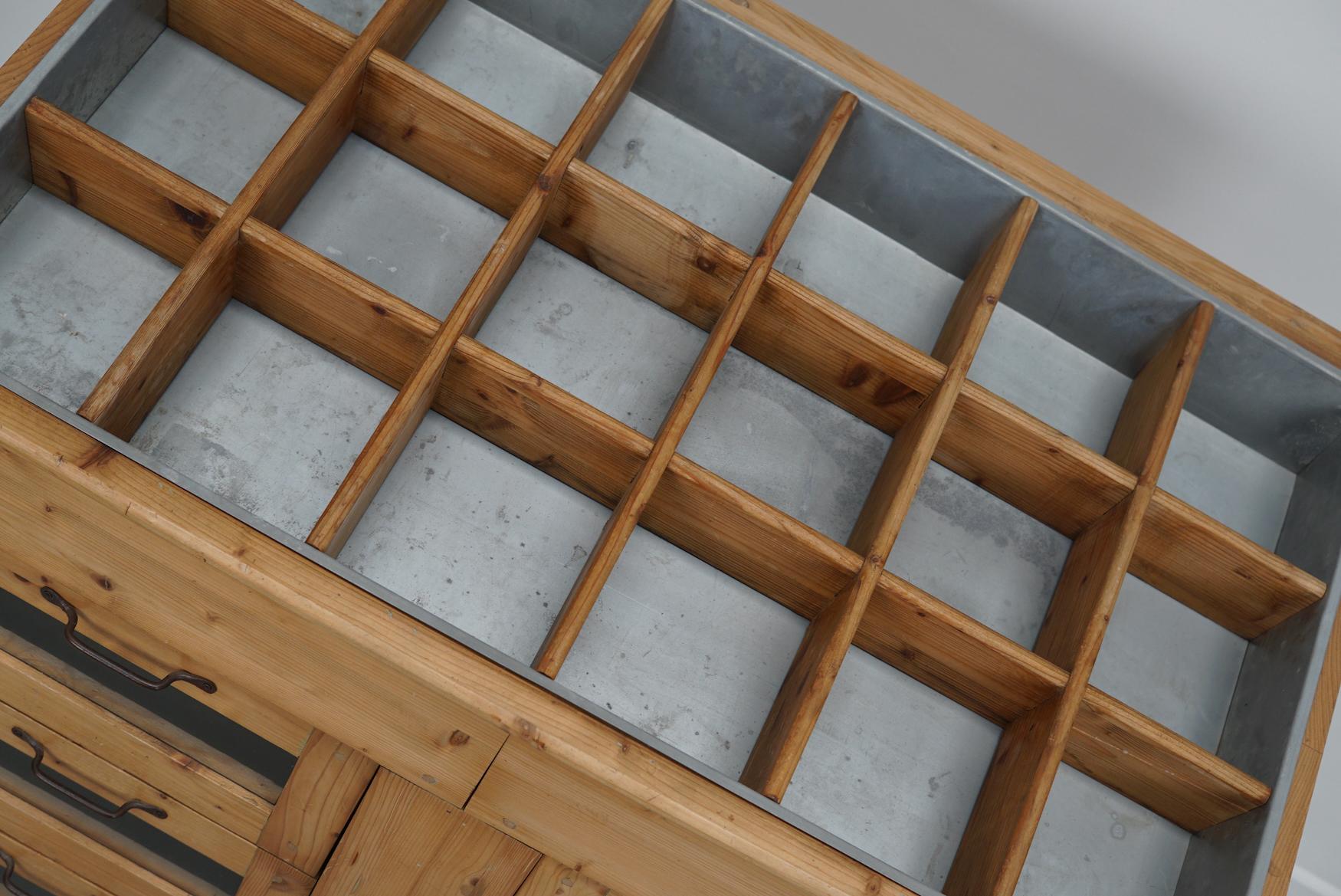 Meuble de mercerie vintage en pin hollandais avec façades en verre Bon état - En vente à Nijmegen, NL