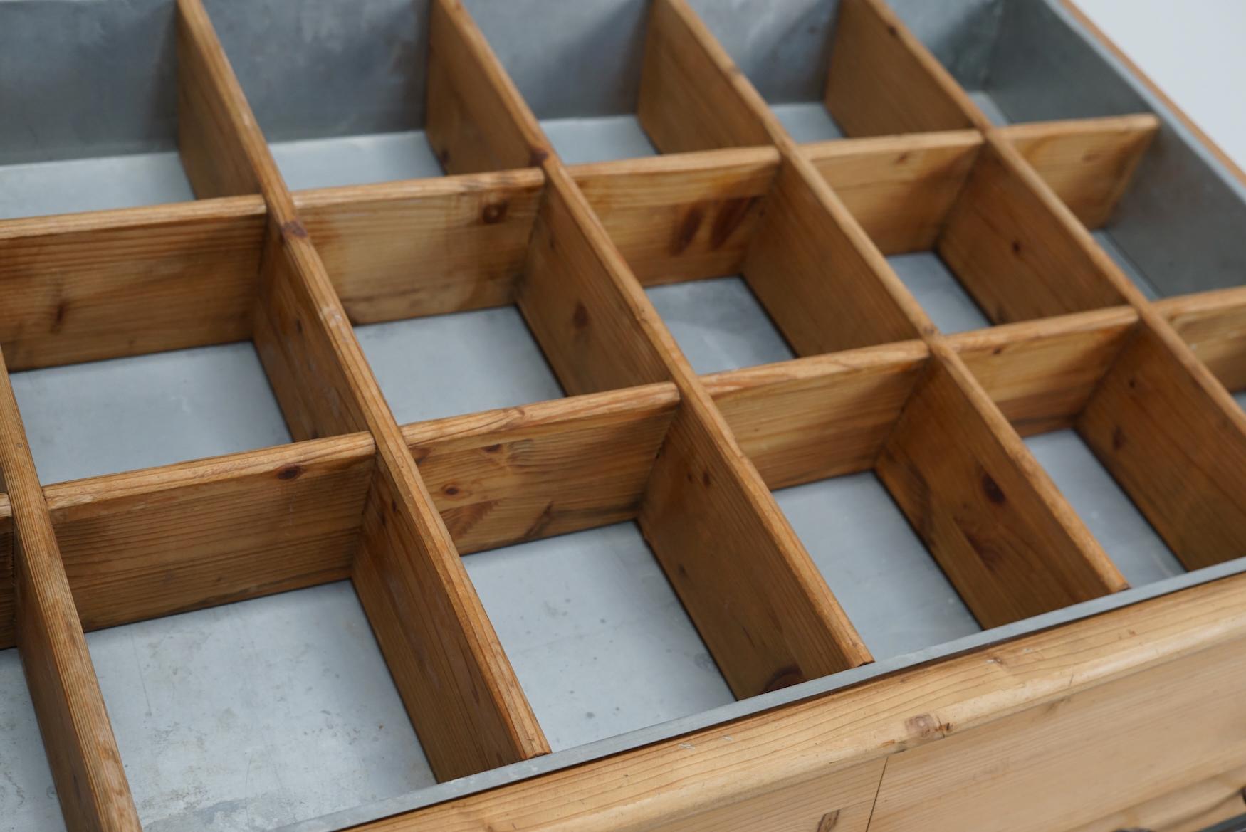 Fin du 20e siècle Meuble de mercerie vintage en pin hollandais avec façades en verre en vente