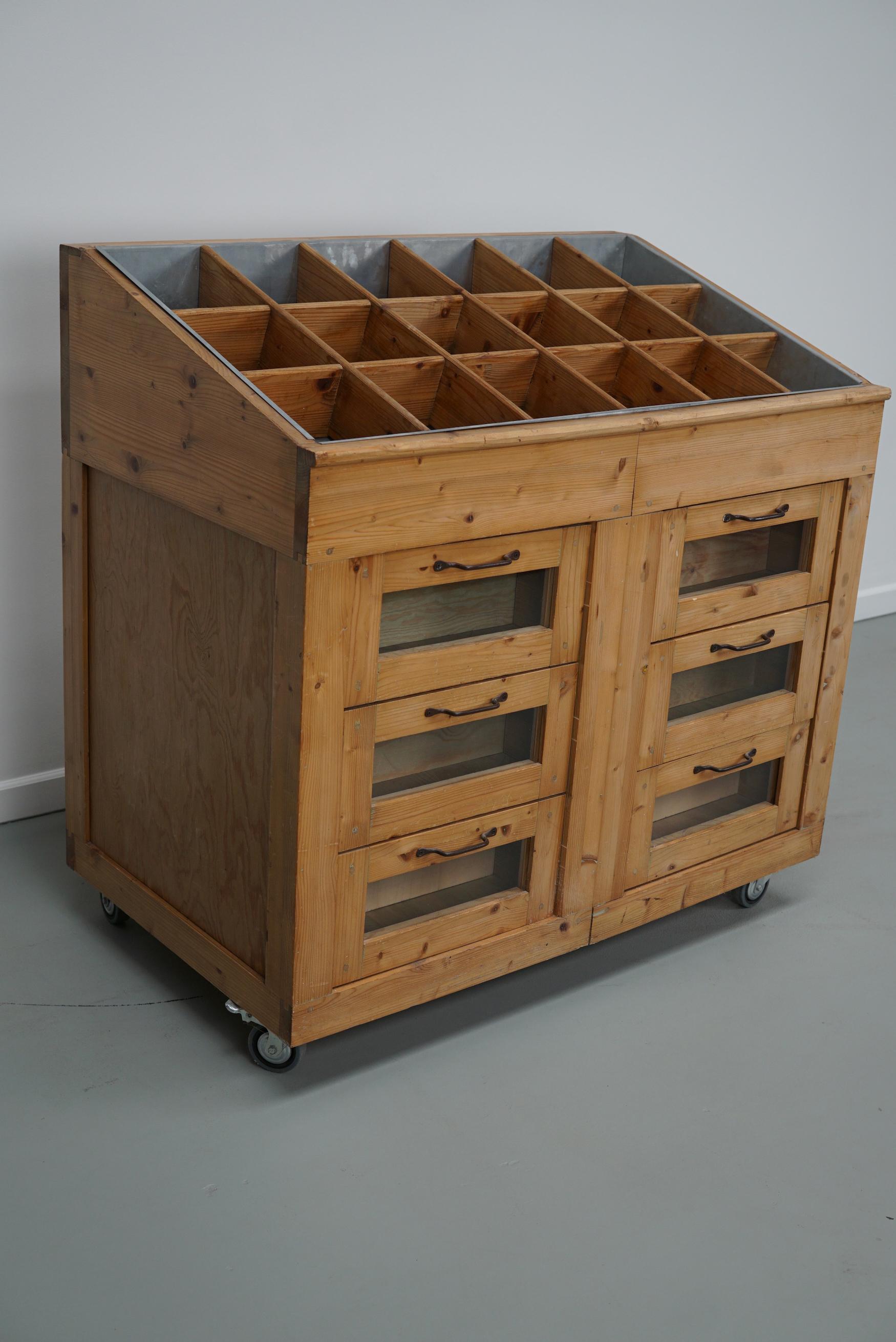 Pin Meuble de mercerie vintage en pin hollandais avec façades en verre en vente