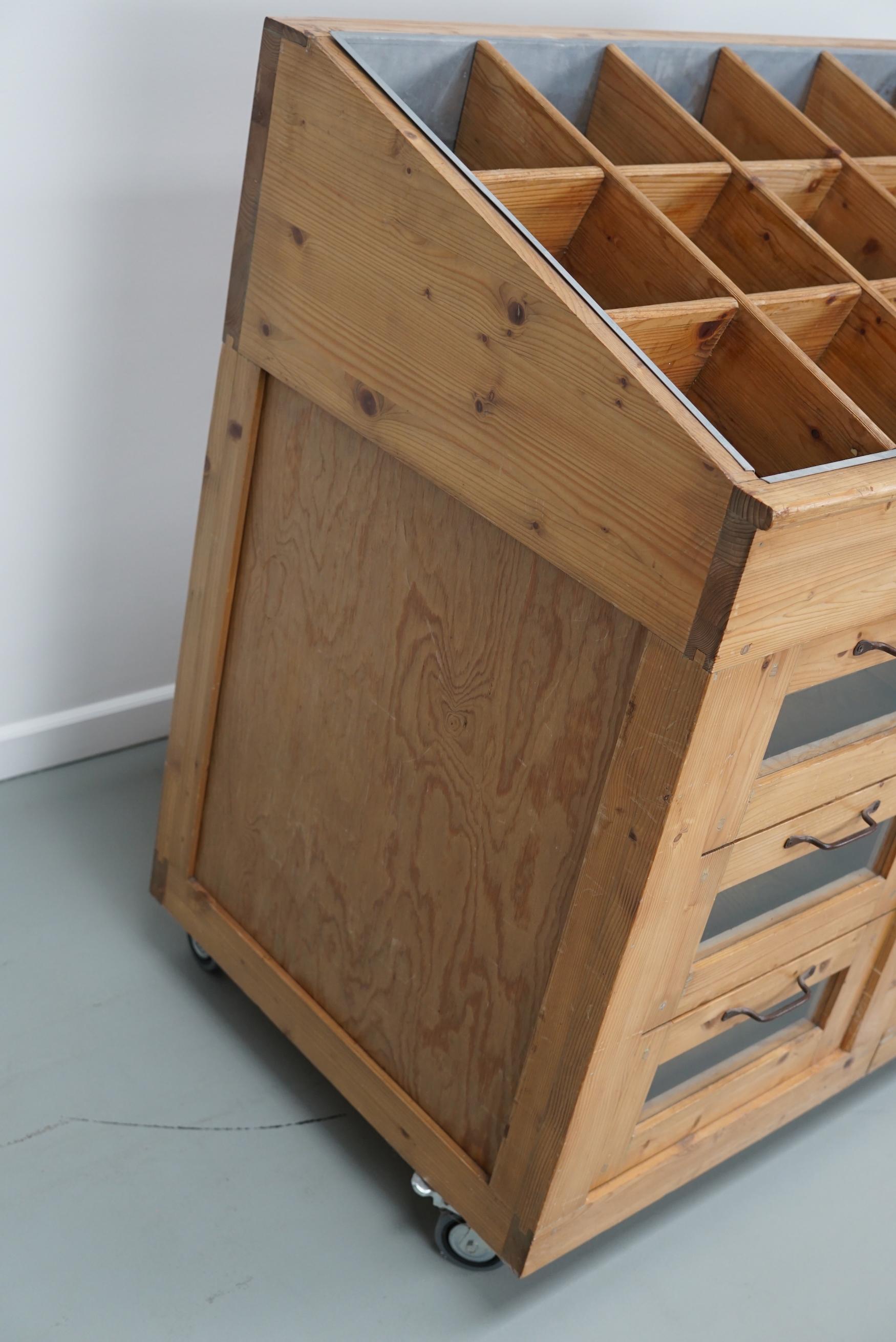 Meuble de mercerie vintage en pin hollandais avec façades en verre en vente 1