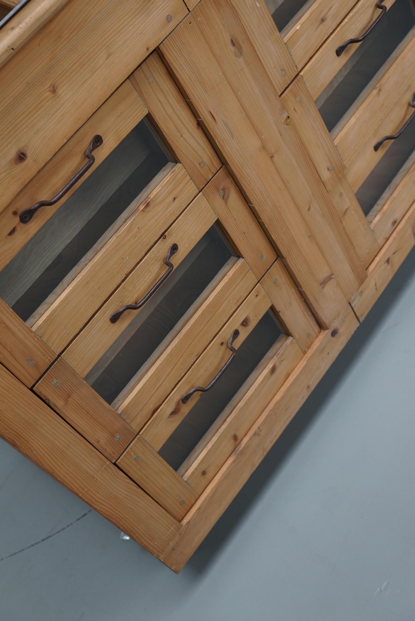 Meuble de mercerie vintage en pin hollandais avec façades en verre en vente 2