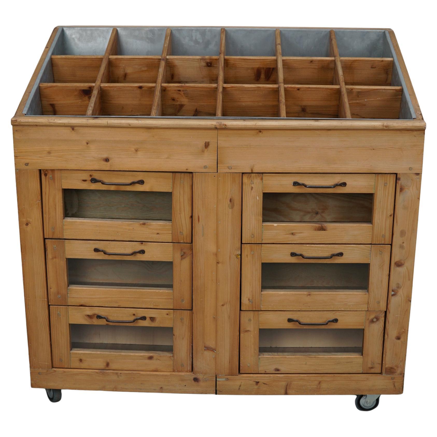 Meuble de mercerie vintage en pin hollandais avec façades en verre en vente