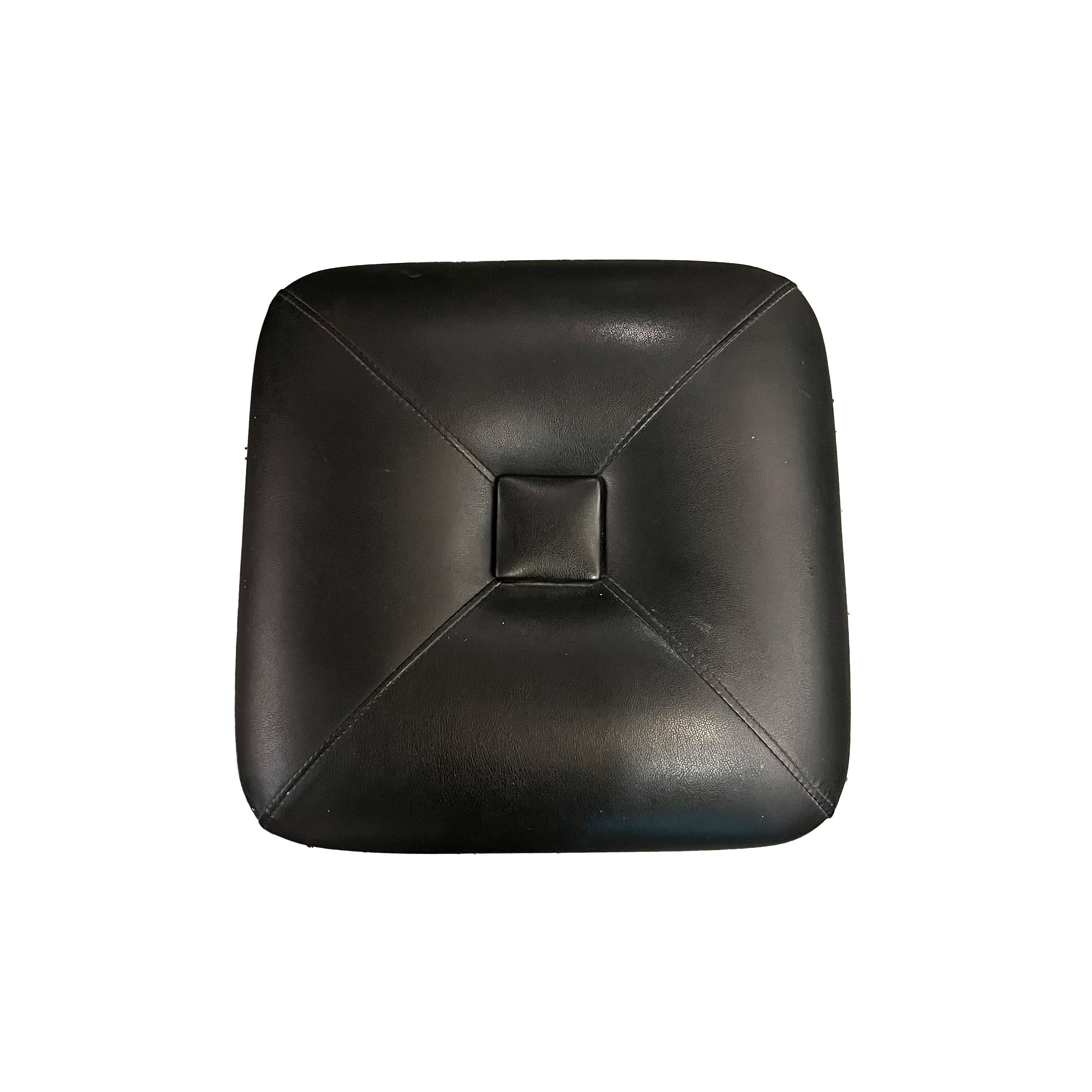 From the 1970s, this particular pouf is a chic nod to mid-century modern design. In good condition with subtle wear that enhances its character, this mushroom-shaped pouf exudes a space-age vibe, reminiscent of iconic designers like Pierre Paulin.