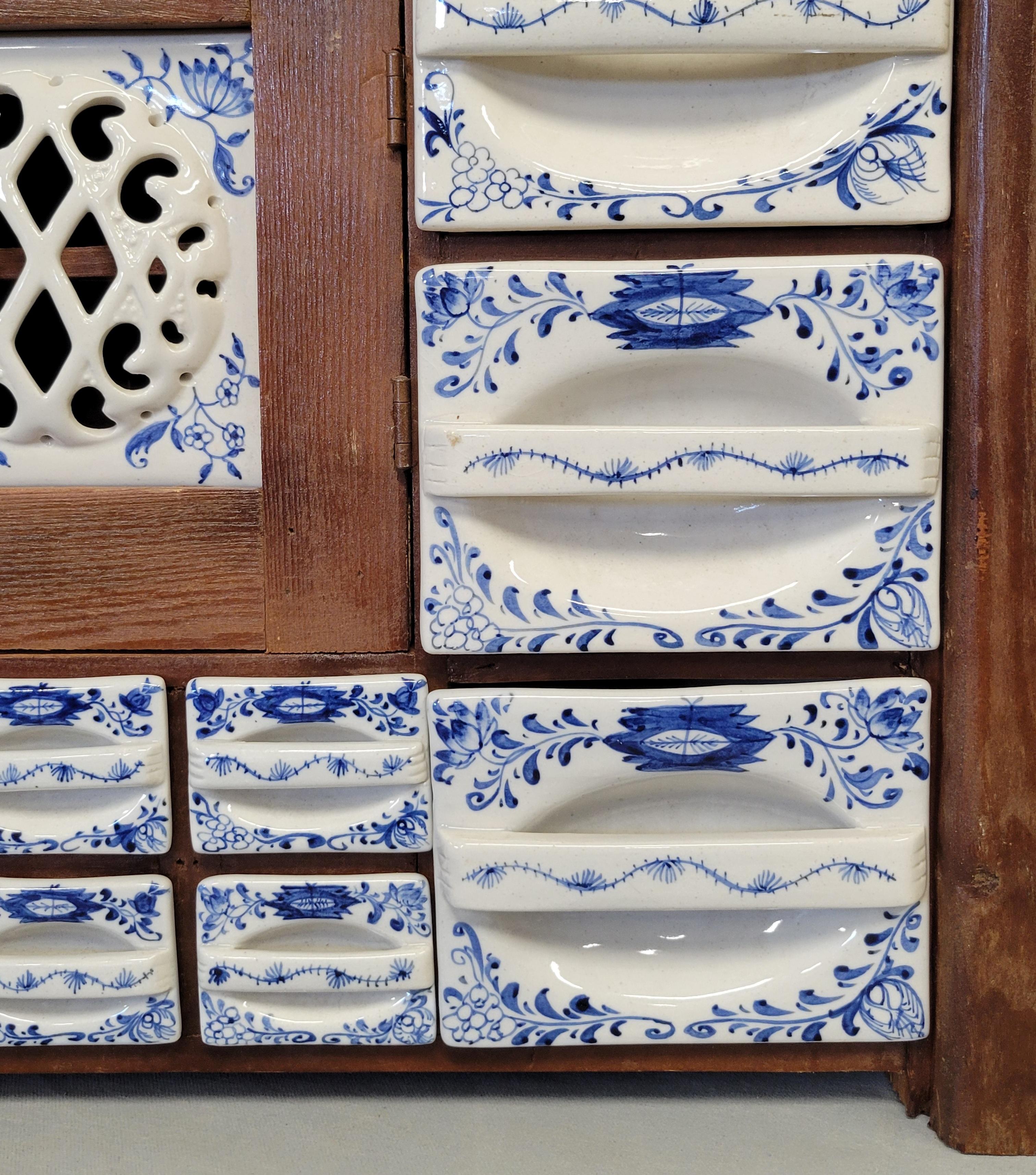 Vintage Dutch Gewürzschrank mit blauen Zwiebel Keramikeinsätzen im Angebot 3