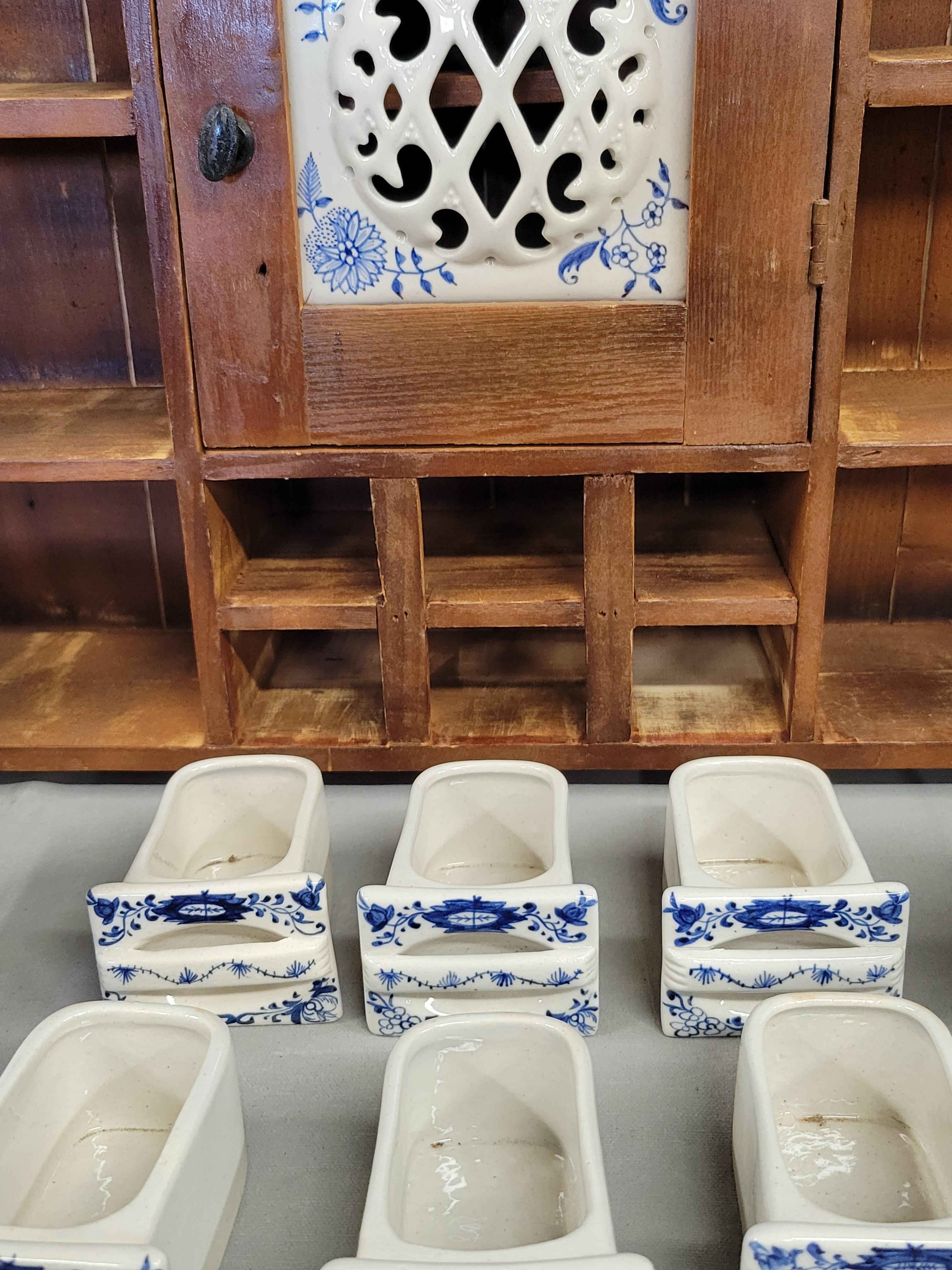 Vintage Dutch Gewürzschrank mit blauen Zwiebel Keramikeinsätzen im Angebot 4