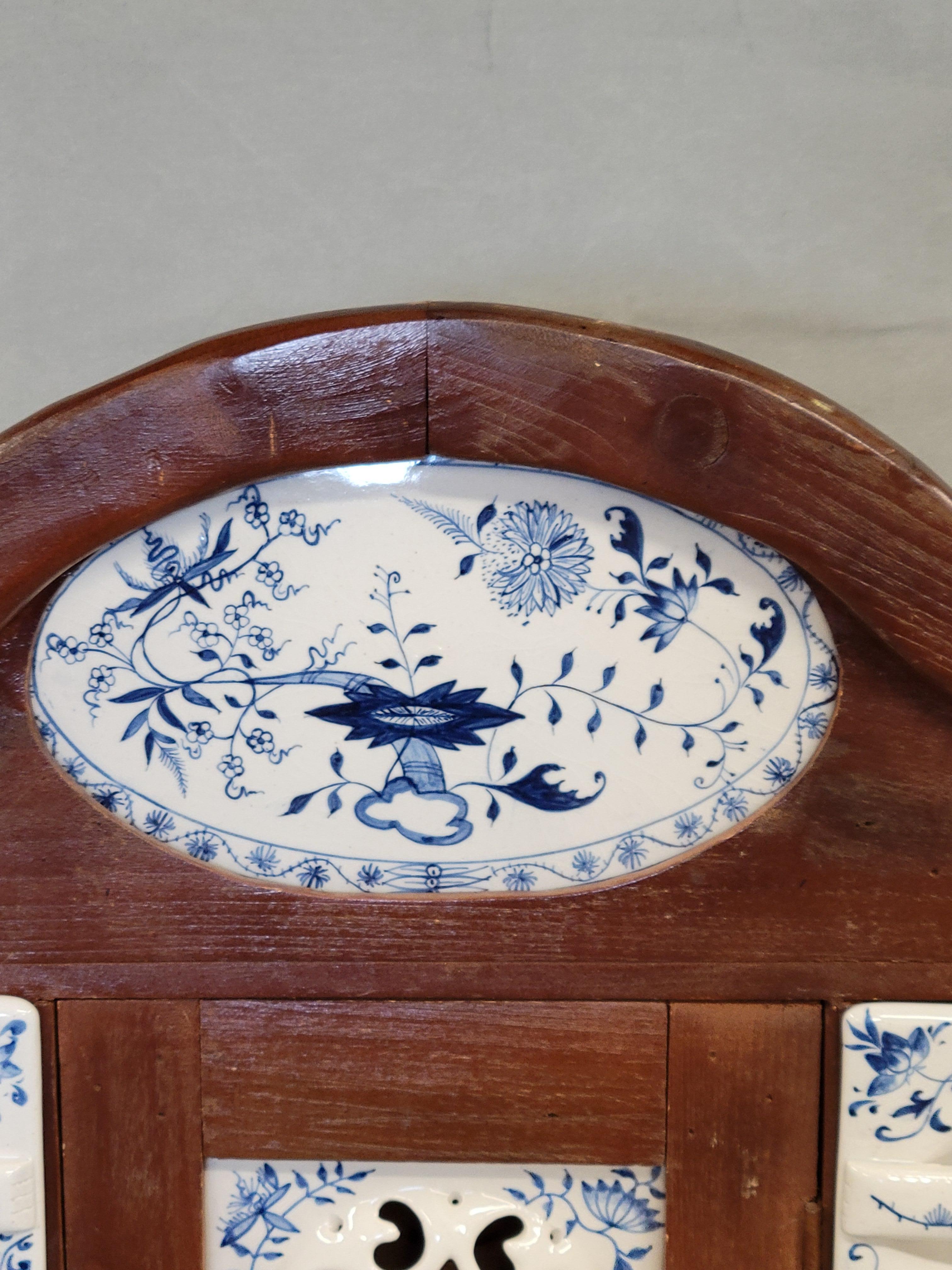 Vieille armoire hollandaise avec inserts en céramique d'oignon bleu en vente 4