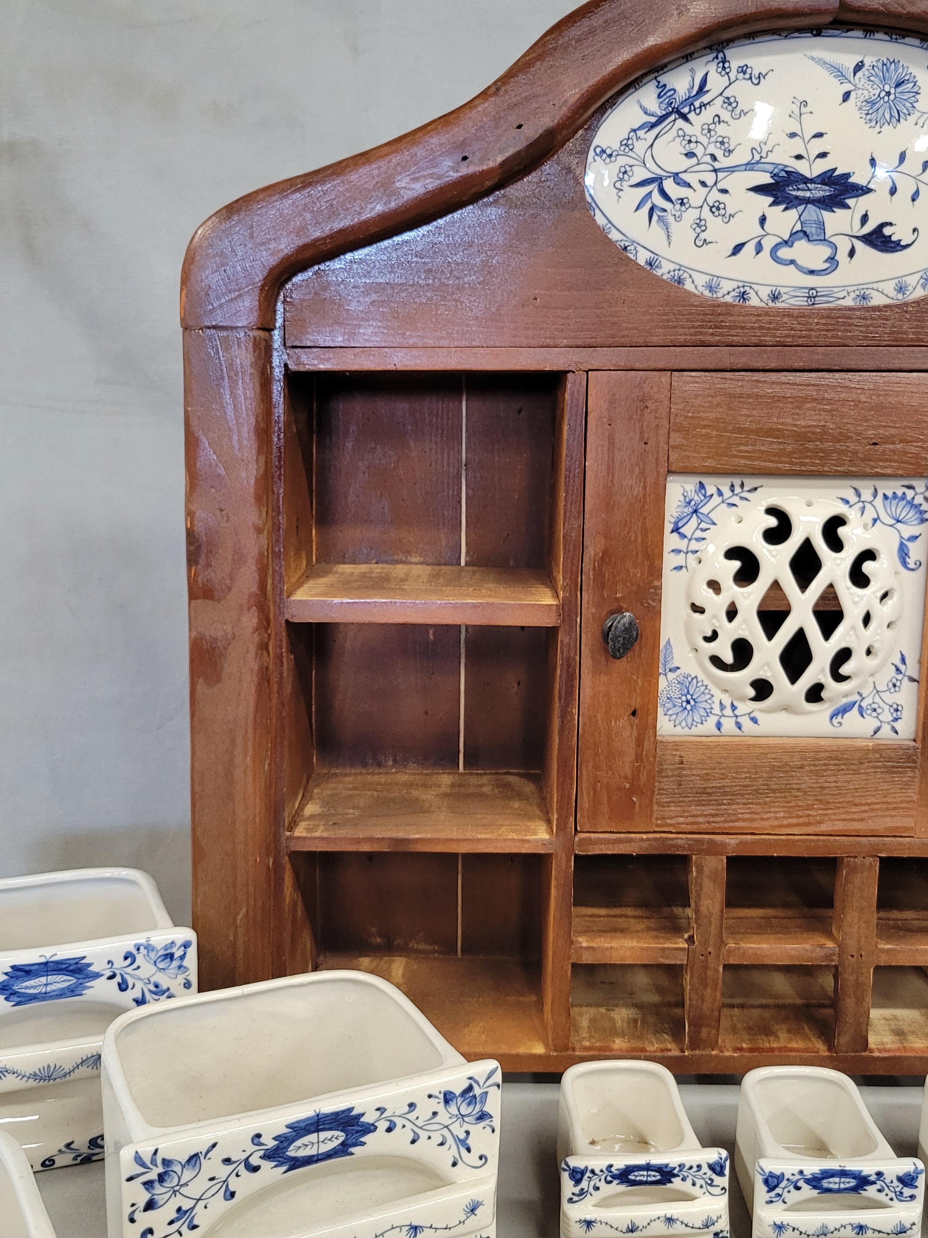 Vintage Dutch Gewürzschrank mit blauen Zwiebel Keramikeinsätzen im Angebot 7