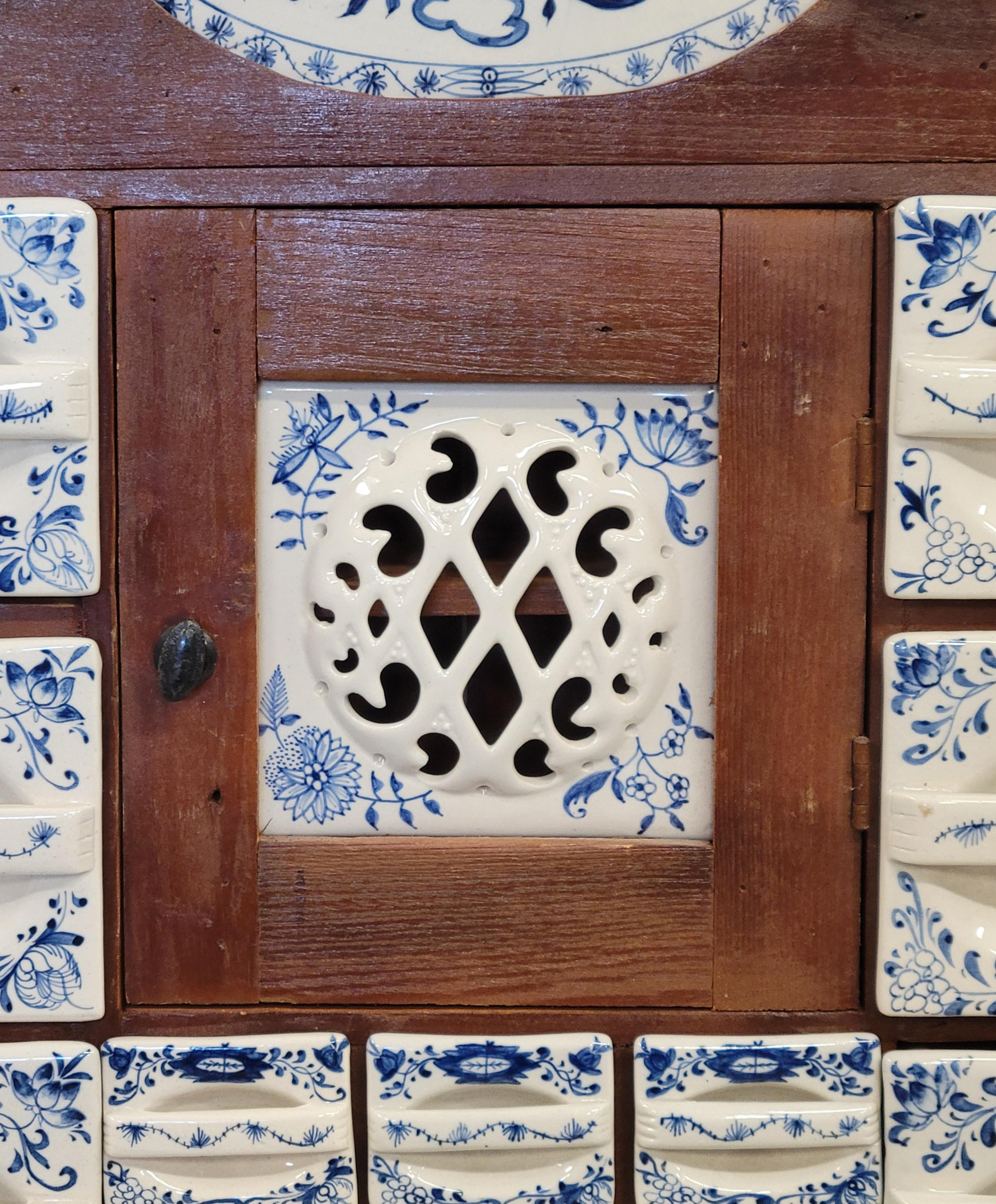 Vieille armoire hollandaise avec inserts en céramique d'oignon bleu Bon état - En vente à Centennial, CO