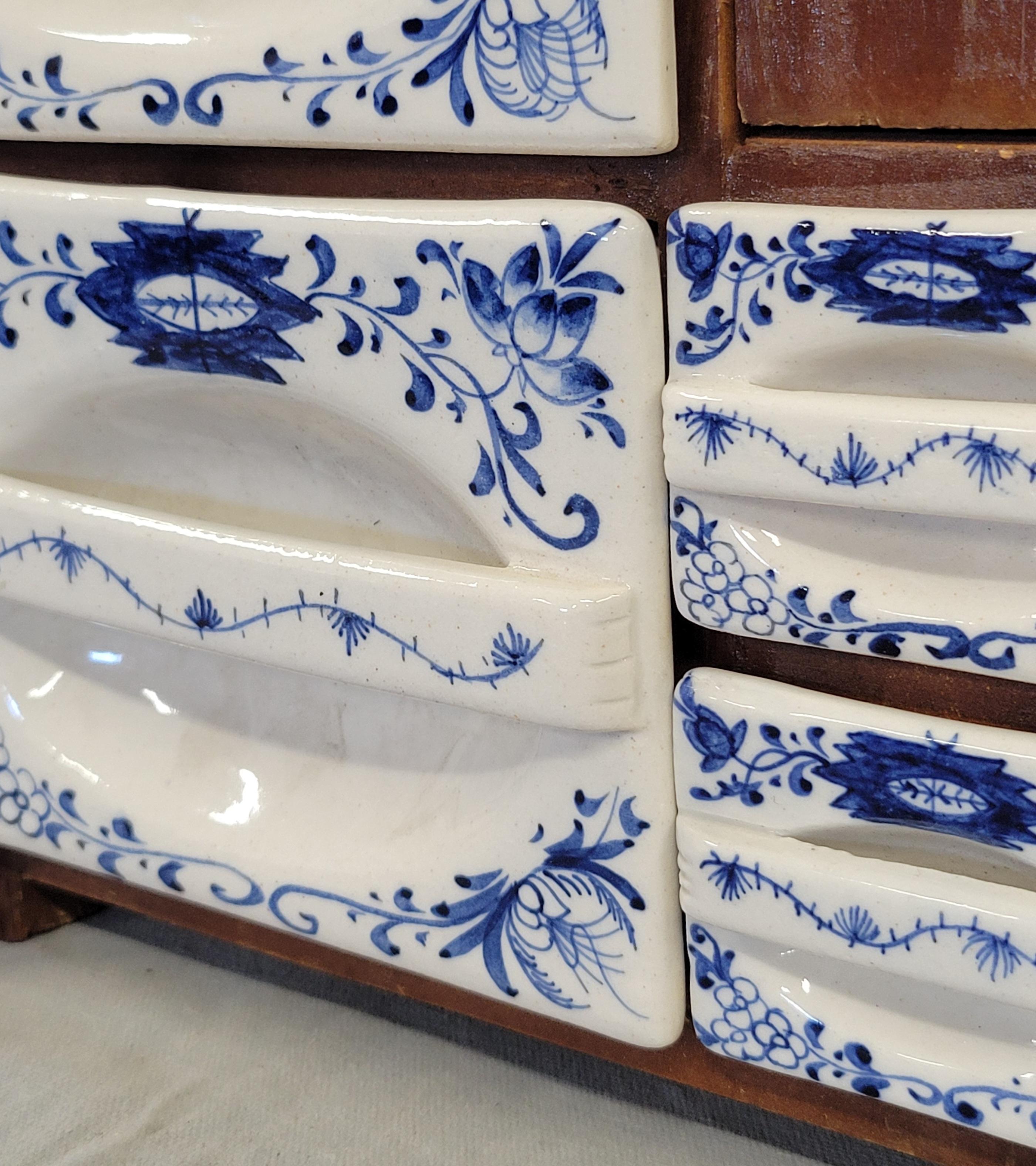 Vintage Dutch Gewürzschrank mit blauen Zwiebel Keramikeinsätzen (20. Jahrhundert) im Angebot