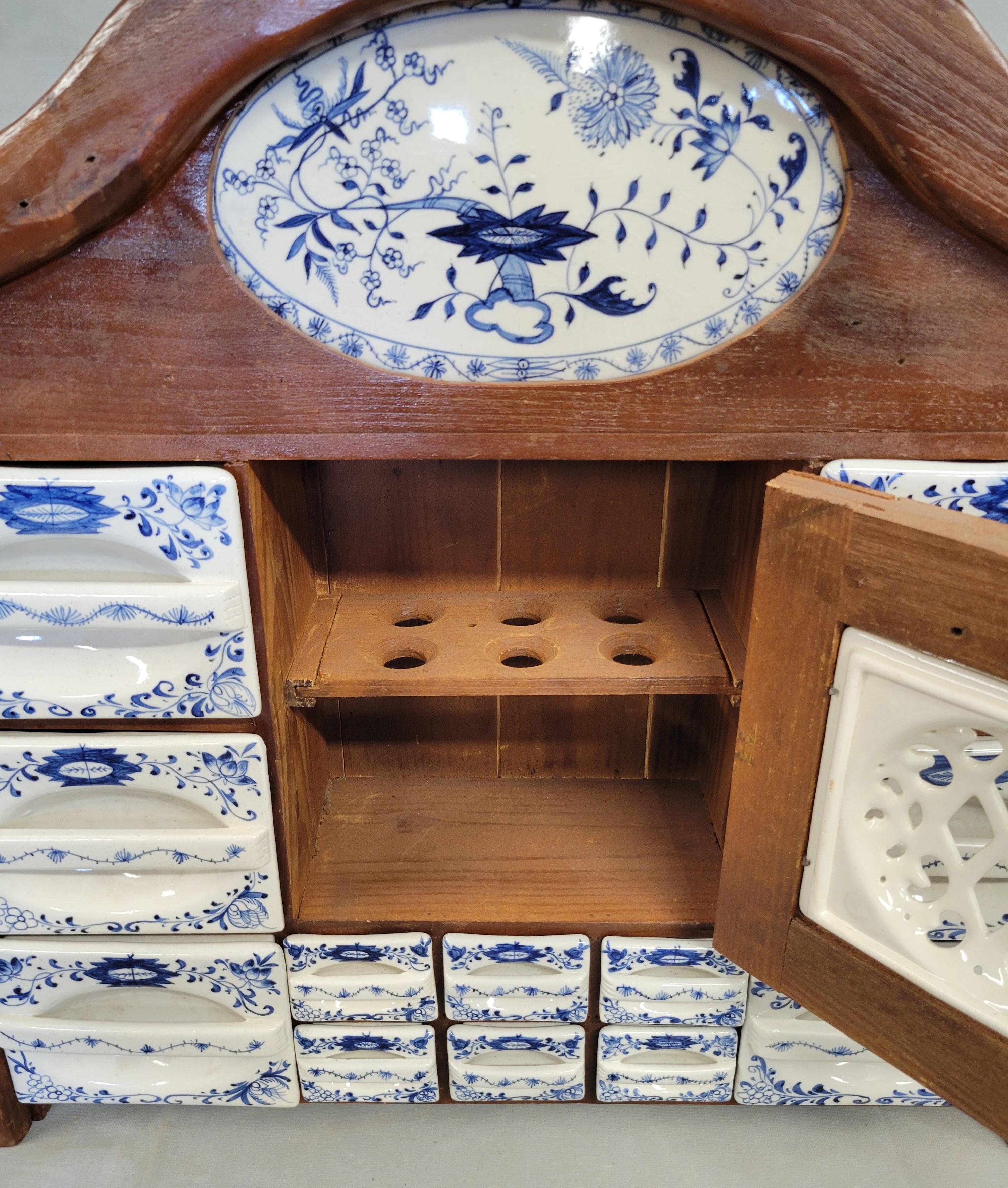 Vintage Dutch Gewürzschrank mit blauen Zwiebel Keramikeinsätzen im Angebot 1
