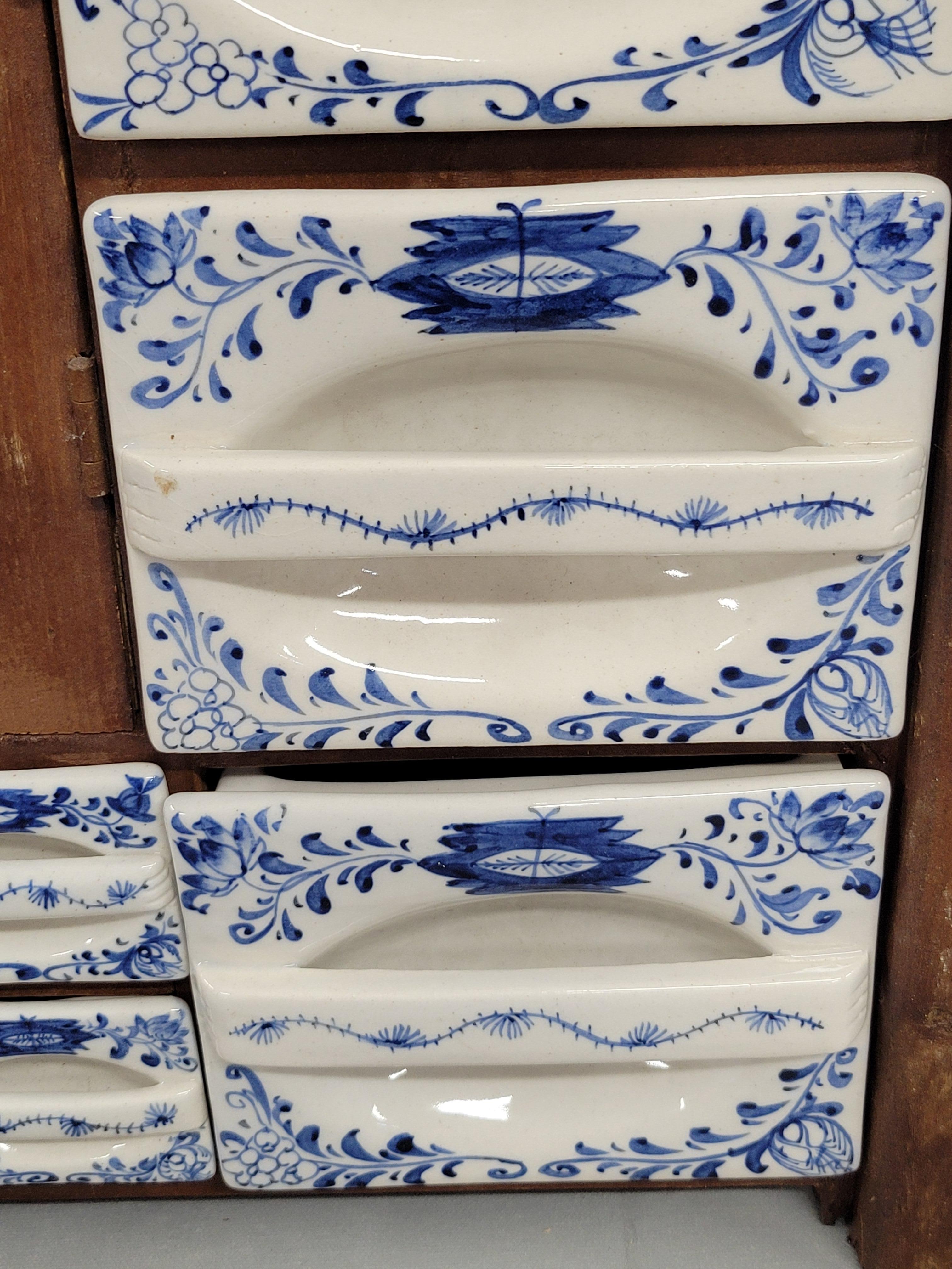 Vintage Dutch Gewürzschrank mit blauen Zwiebel Keramikeinsätzen im Angebot 2