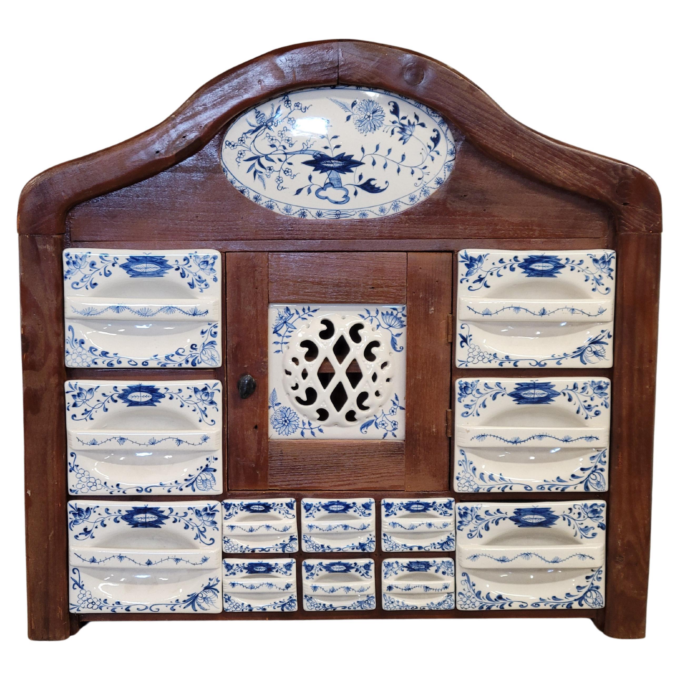 Vieille armoire hollandaise avec inserts en céramique d'oignon bleu en vente
