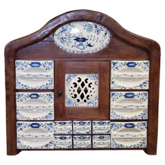 Vieille armoire hollandaise avec inserts en céramique d'oignon bleu