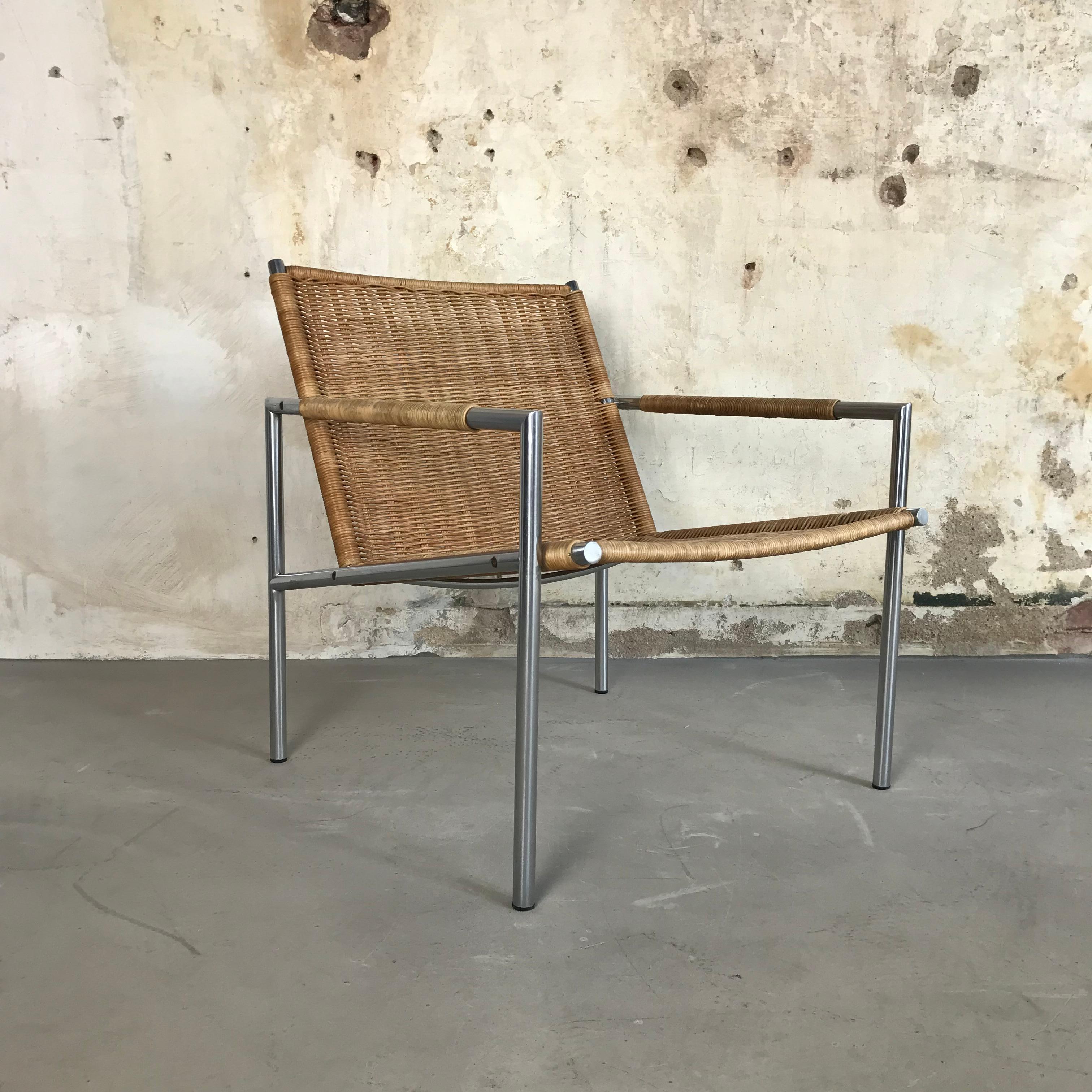 Beautiful and well-known easychair / armchair designed by the Dutch designer Martin Visser and produced by Spectrum, The Netherlands. Designed in 1960 and still in production ever since. Features a tubular brushed metal frame and woven rattan seat