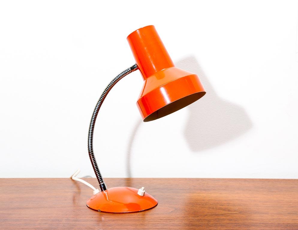 Lampe de table vintage hollandaise en peinture orange avec col de cygne chromé. Interrupteur à bouton-poussoir blanc.