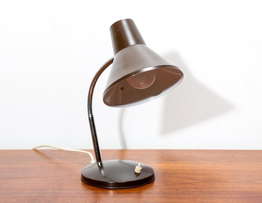 Lampe de table vintage hollandaise en peinture brune avec col de cygne chromé. Interrupteur à bouton-poussoir blanc.